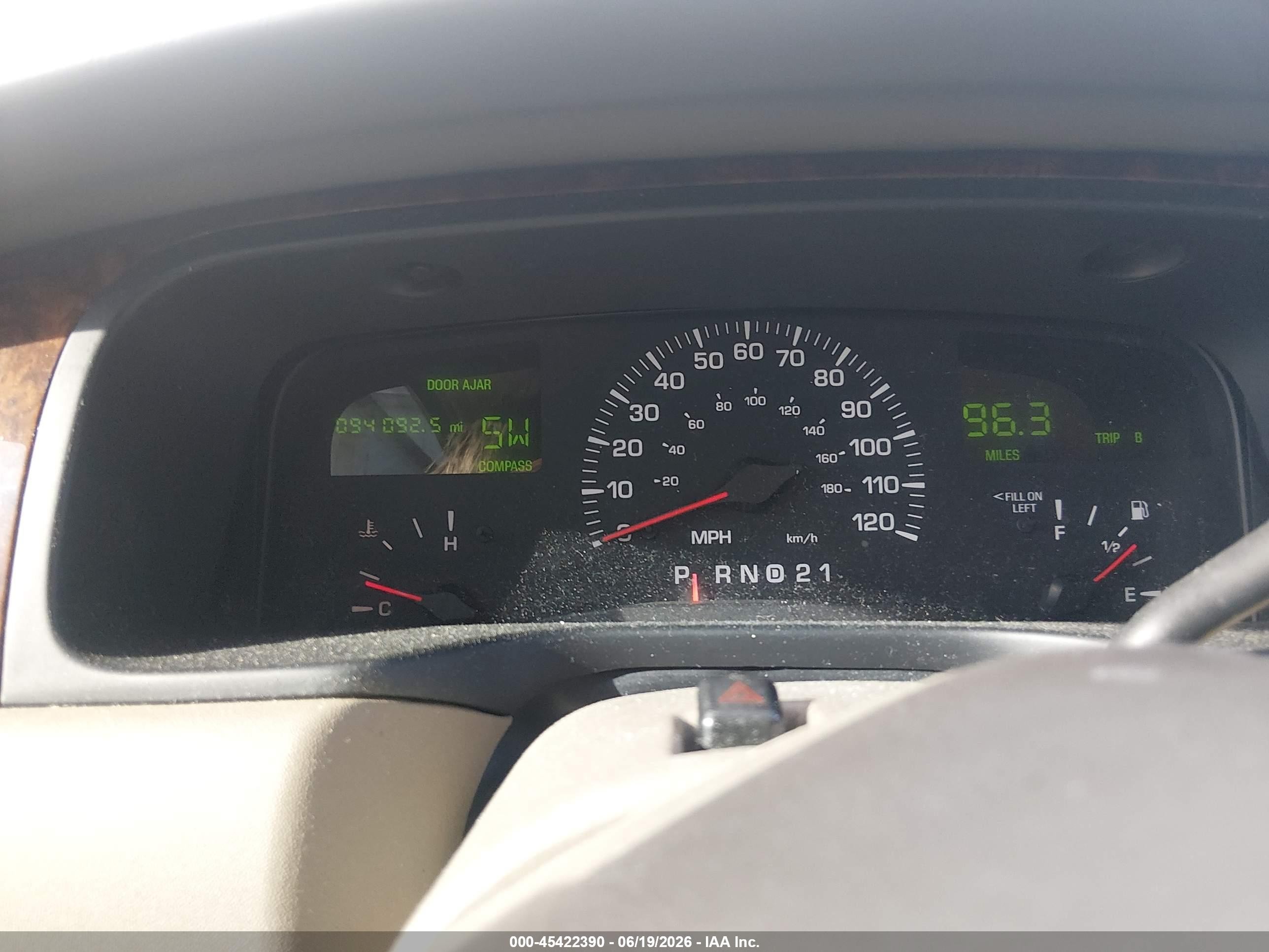 2001 Lincoln Town Car Cartier Кремовый vin: 1LNHM83W61Y700335