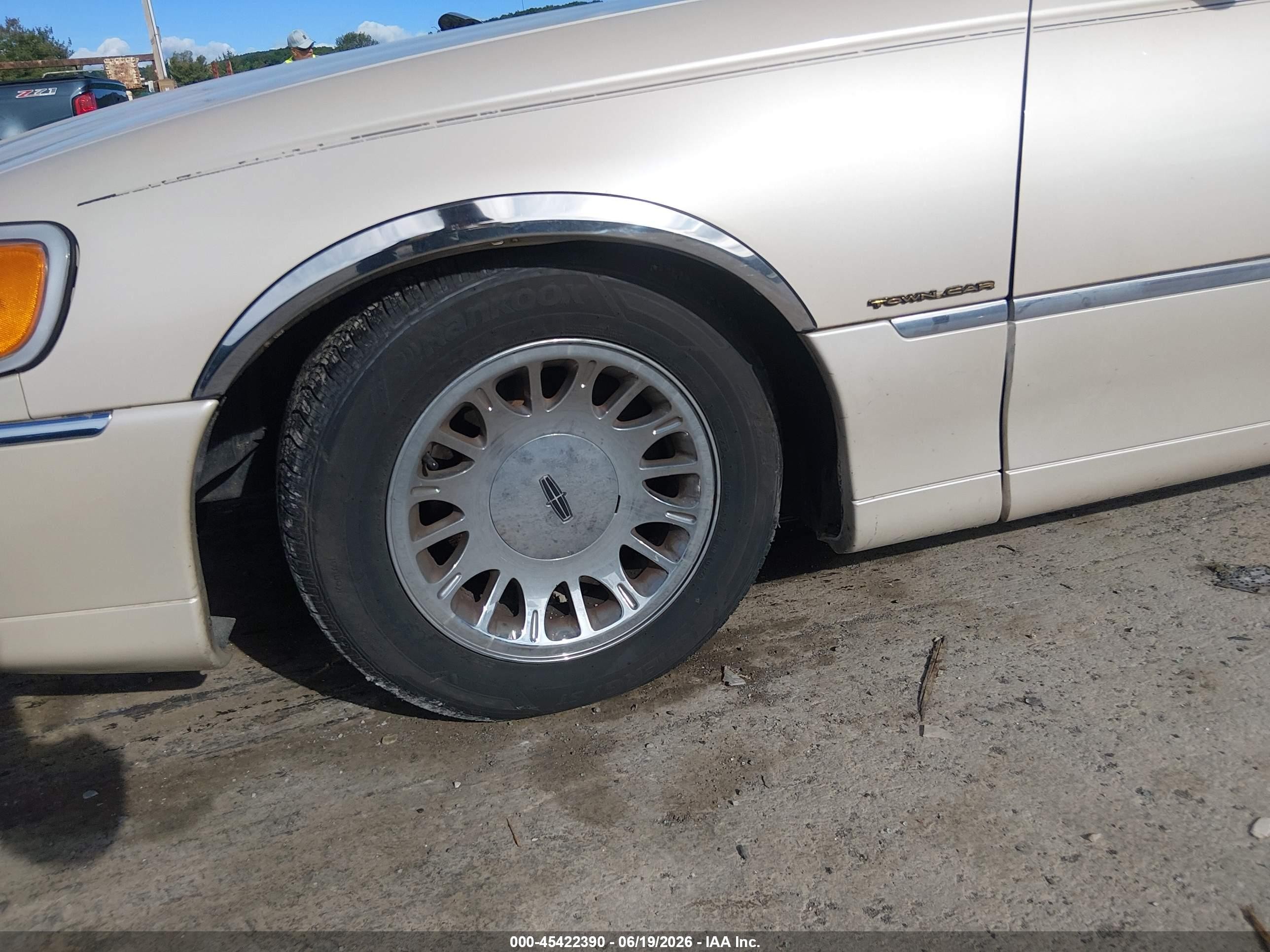 2001 Lincoln Town Car Cartier Кремовый vin: 1LNHM83W61Y700335