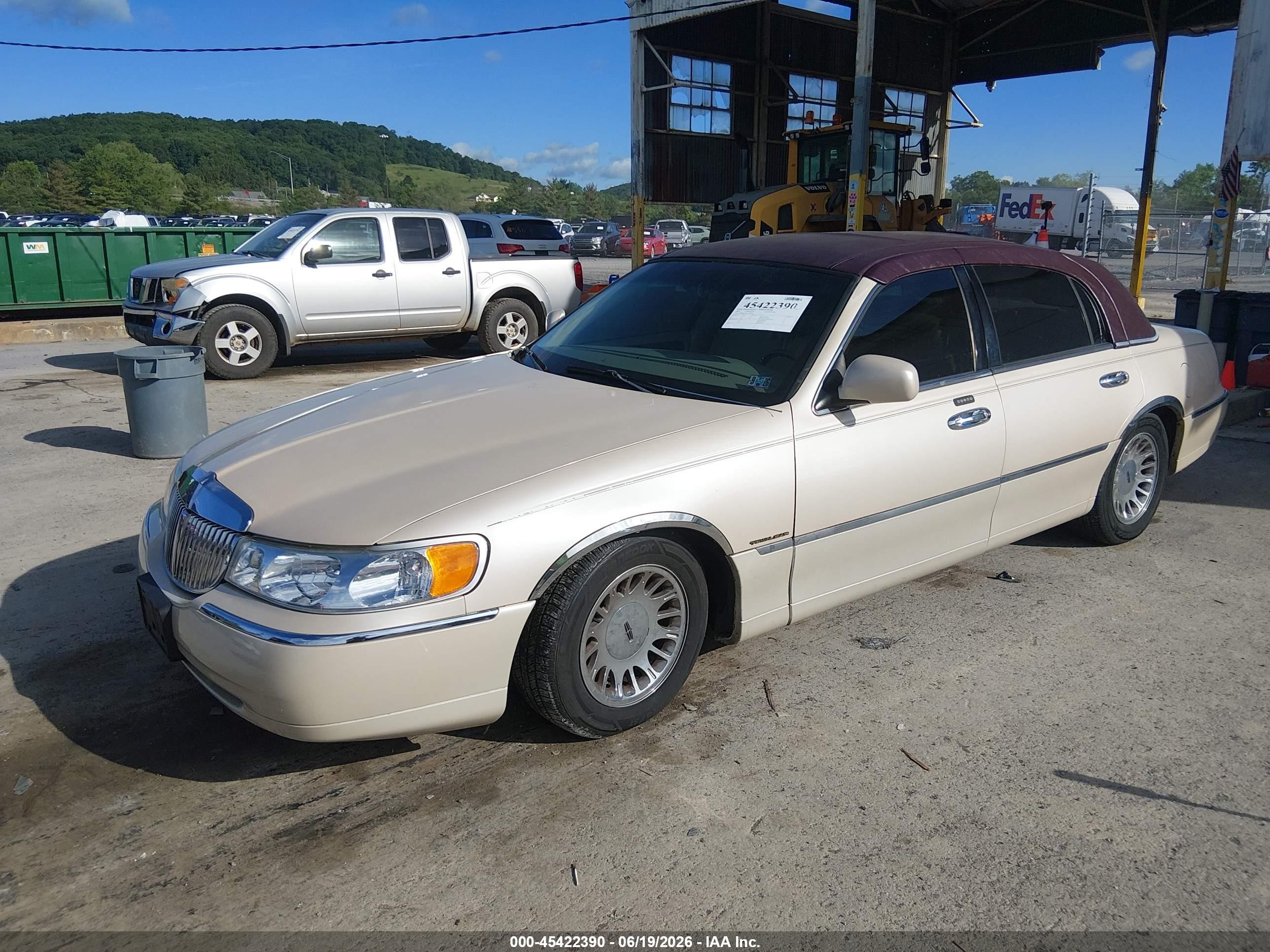 2001 Lincoln Town Car Cartier Кремовый vin: 1LNHM83W61Y700335