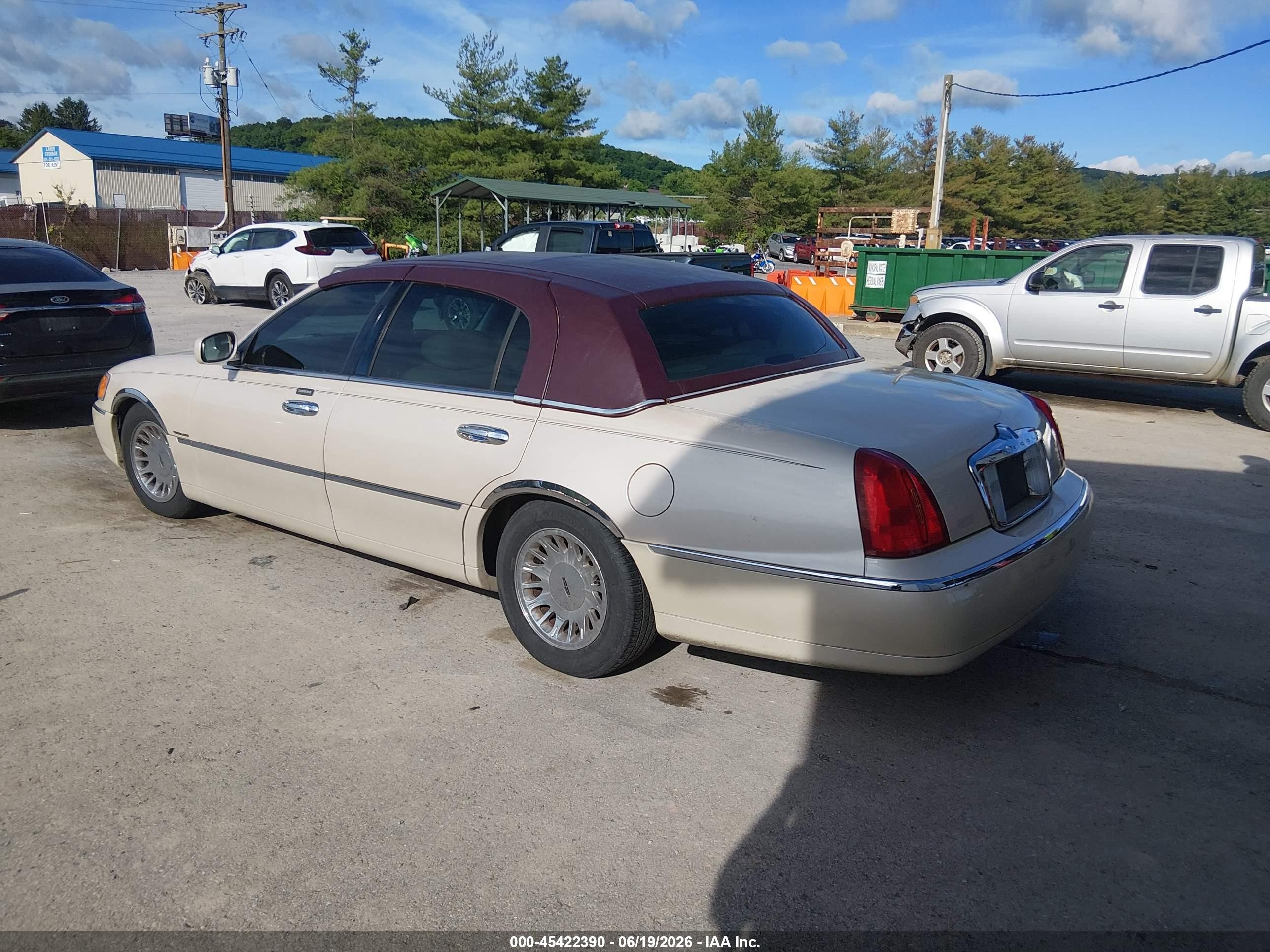 2001 Lincoln Town Car Cartier Кремовый vin: 1LNHM83W61Y700335