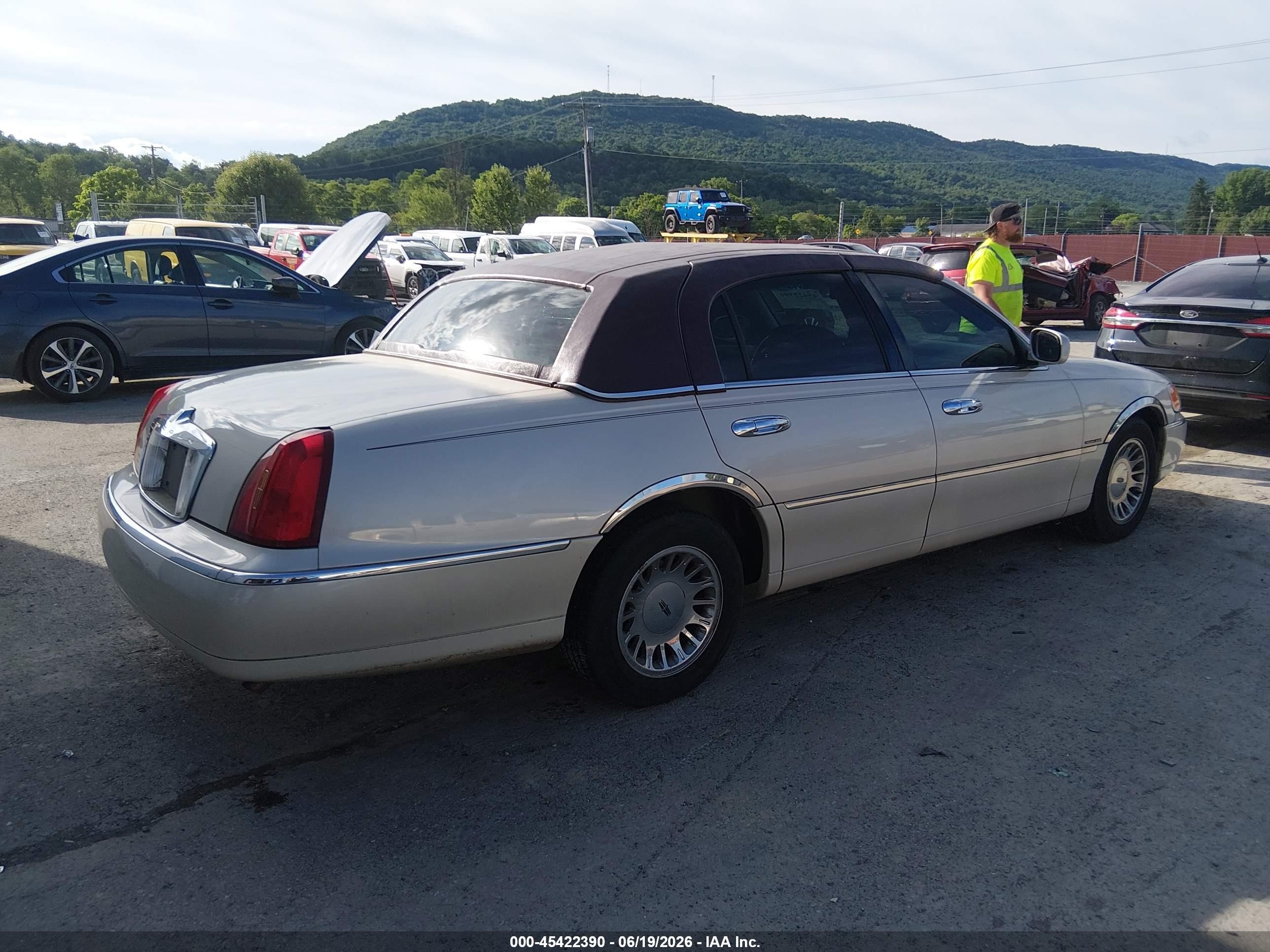 2001 Lincoln Town Car Cartier Кремовый vin: 1LNHM83W61Y700335