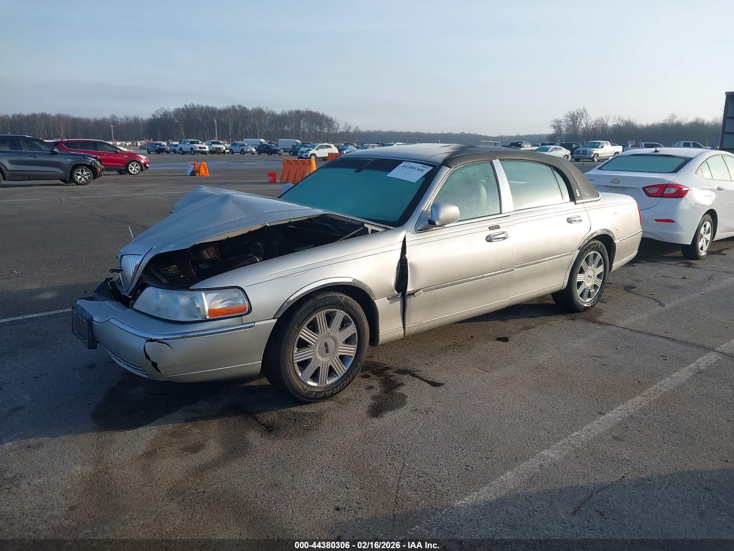 2004 Lincoln Town Car Ultimate Silver vin: 1LNHM83W64Y607044