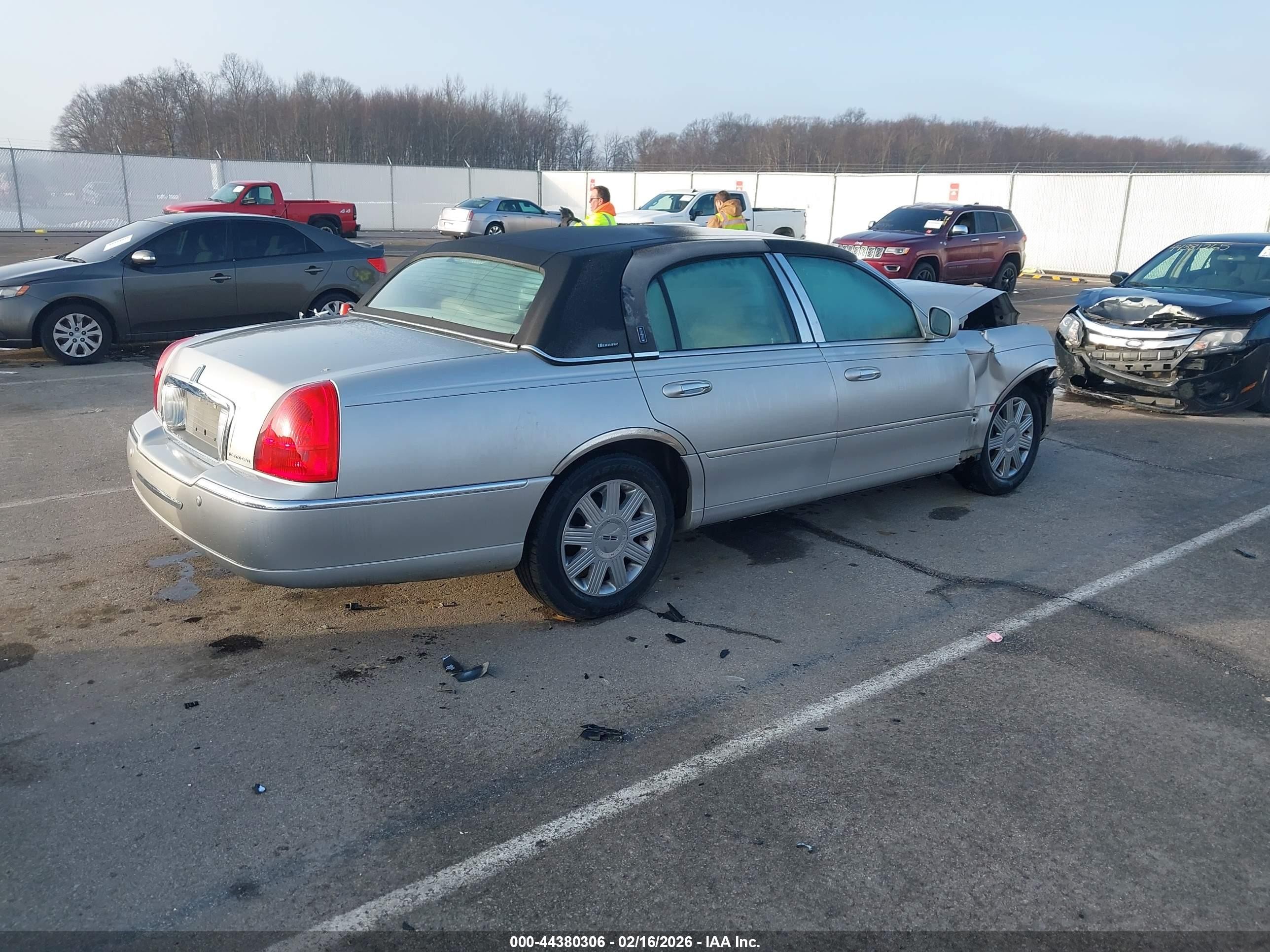 2004 Lincoln Town Car Ultimate Silver vin: 1LNHM83W64Y607044