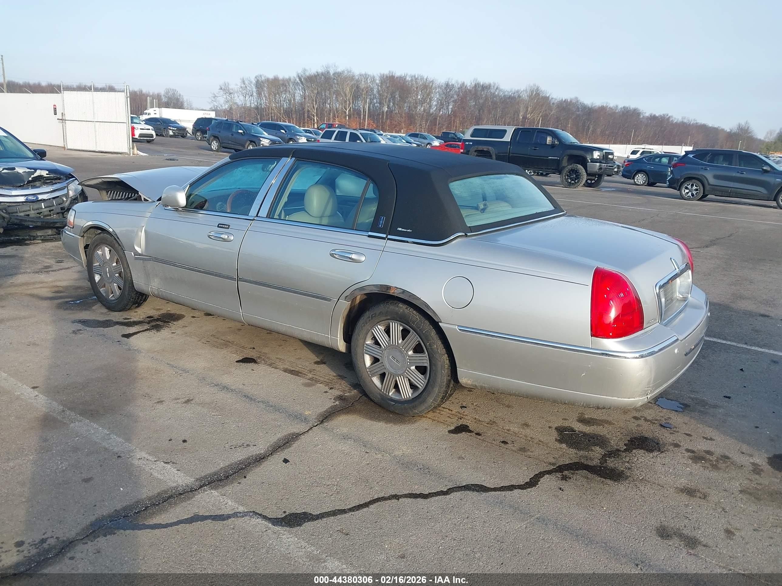 2004 Lincoln Town Car Ultimate Silver vin: 1LNHM83W64Y607044