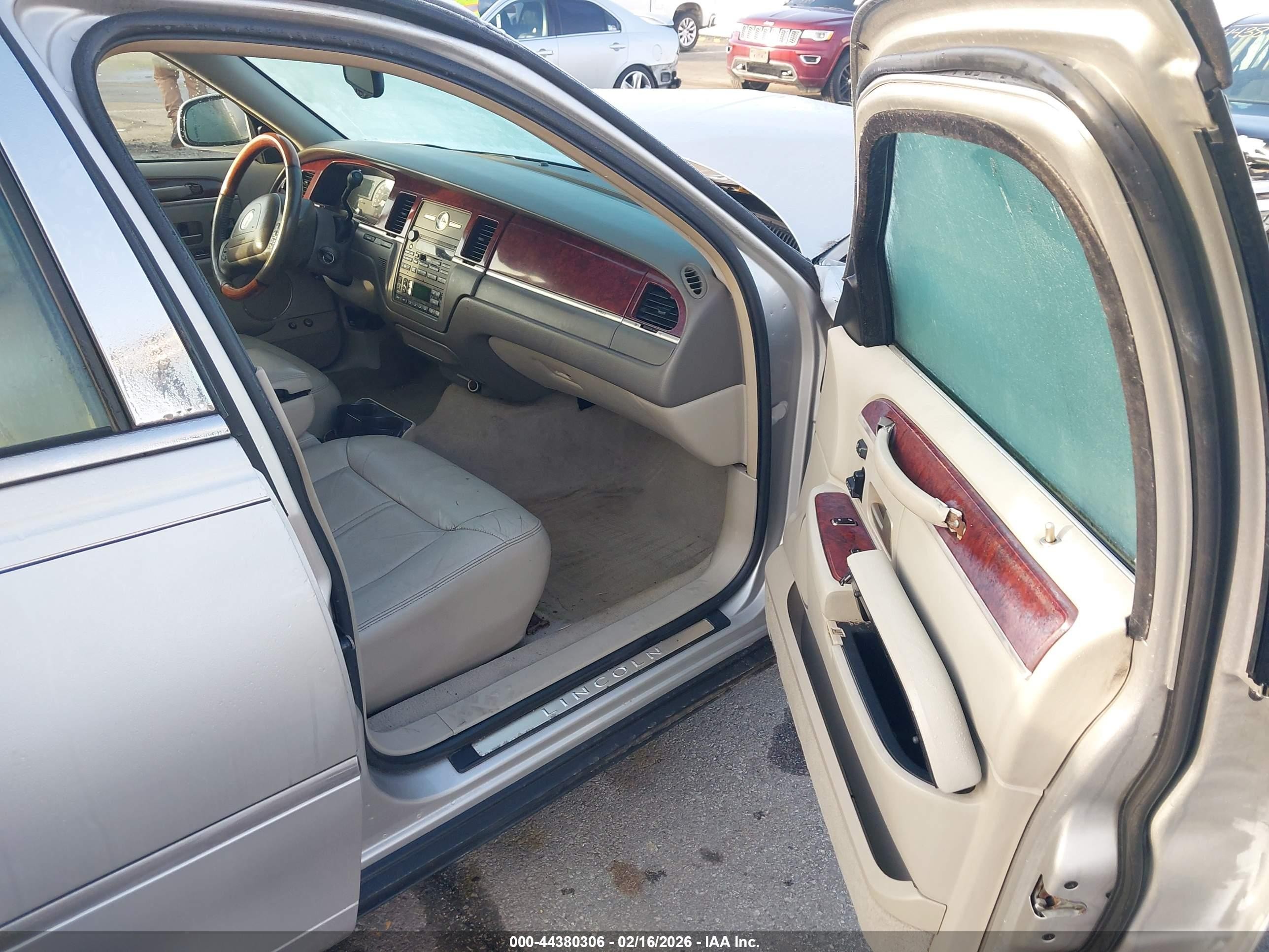 2004 Lincoln Town Car Ultimate Silver vin: 1LNHM83W64Y607044