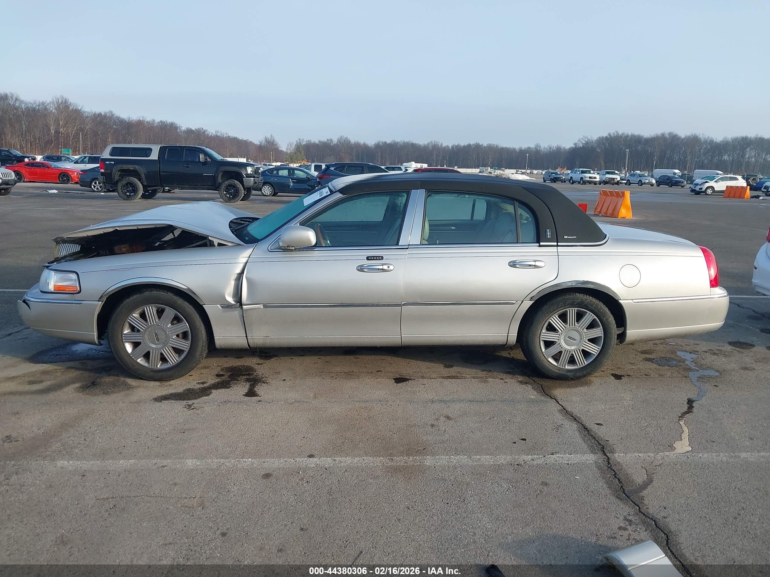 2004 Lincoln Town Car Ultimate Silver vin: 1LNHM83W64Y607044