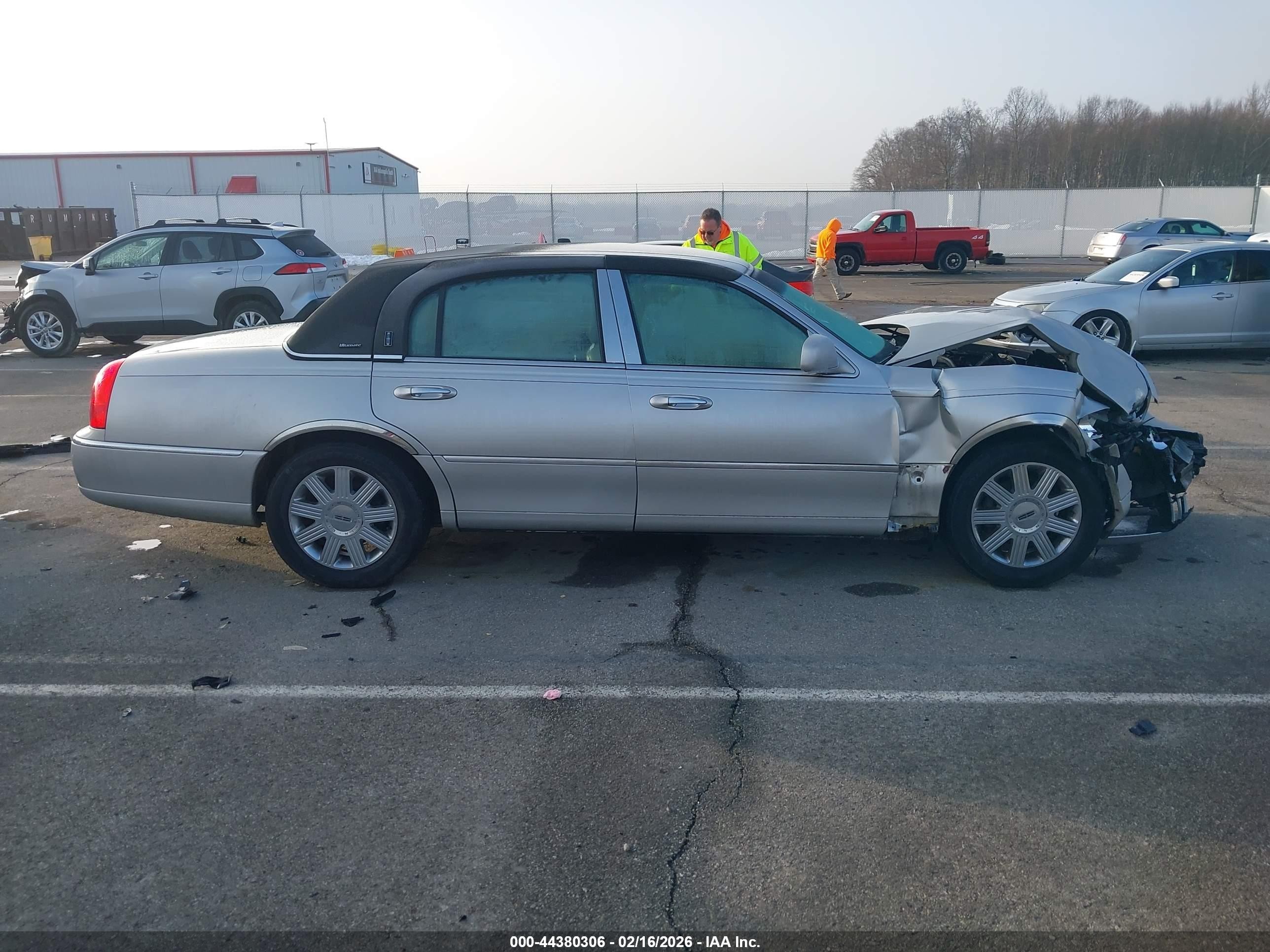 2004 Lincoln Town Car Ultimate Silver vin: 1LNHM83W64Y607044