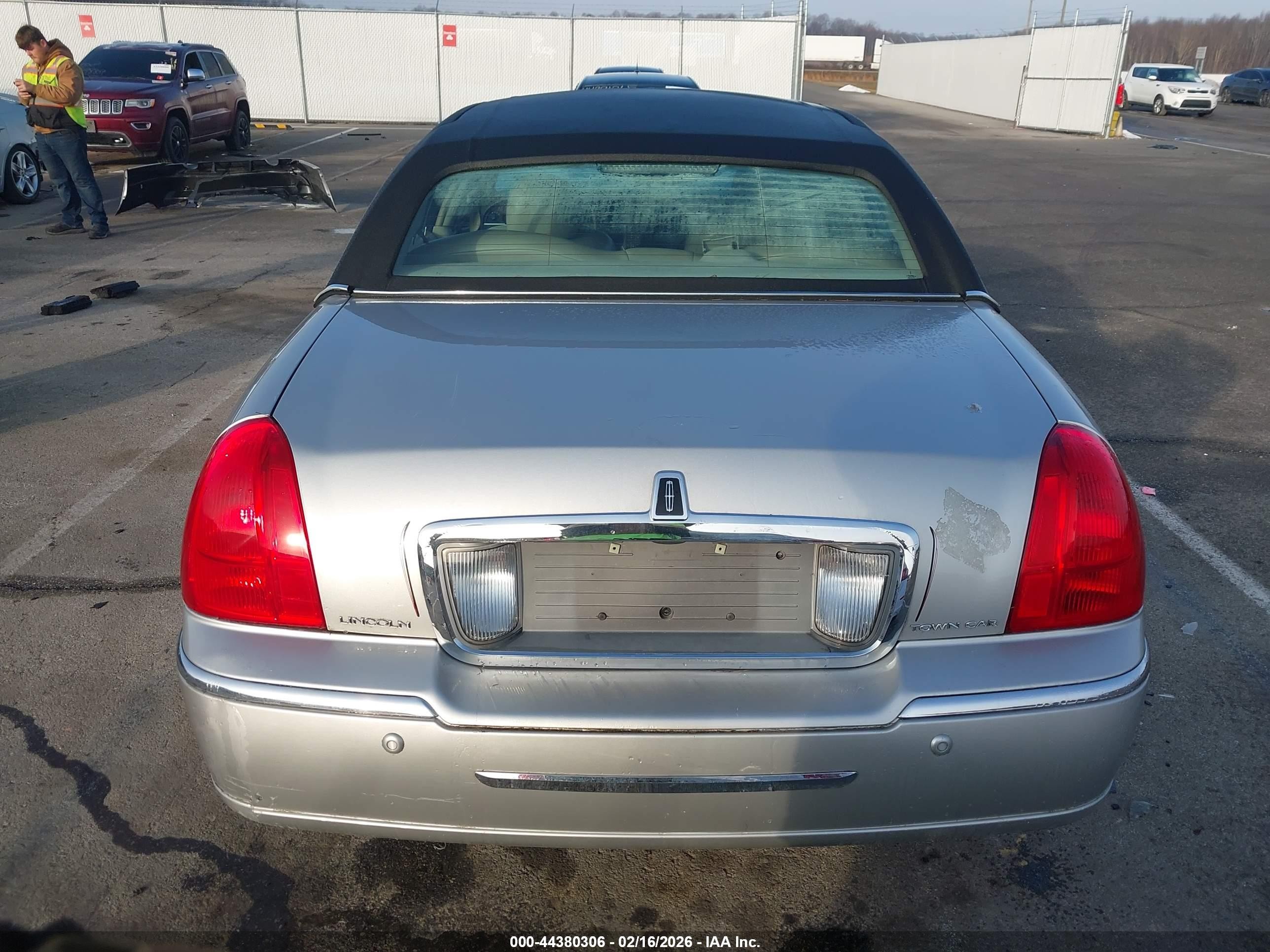 2004 Lincoln Town Car Ultimate Silver vin: 1LNHM83W64Y607044