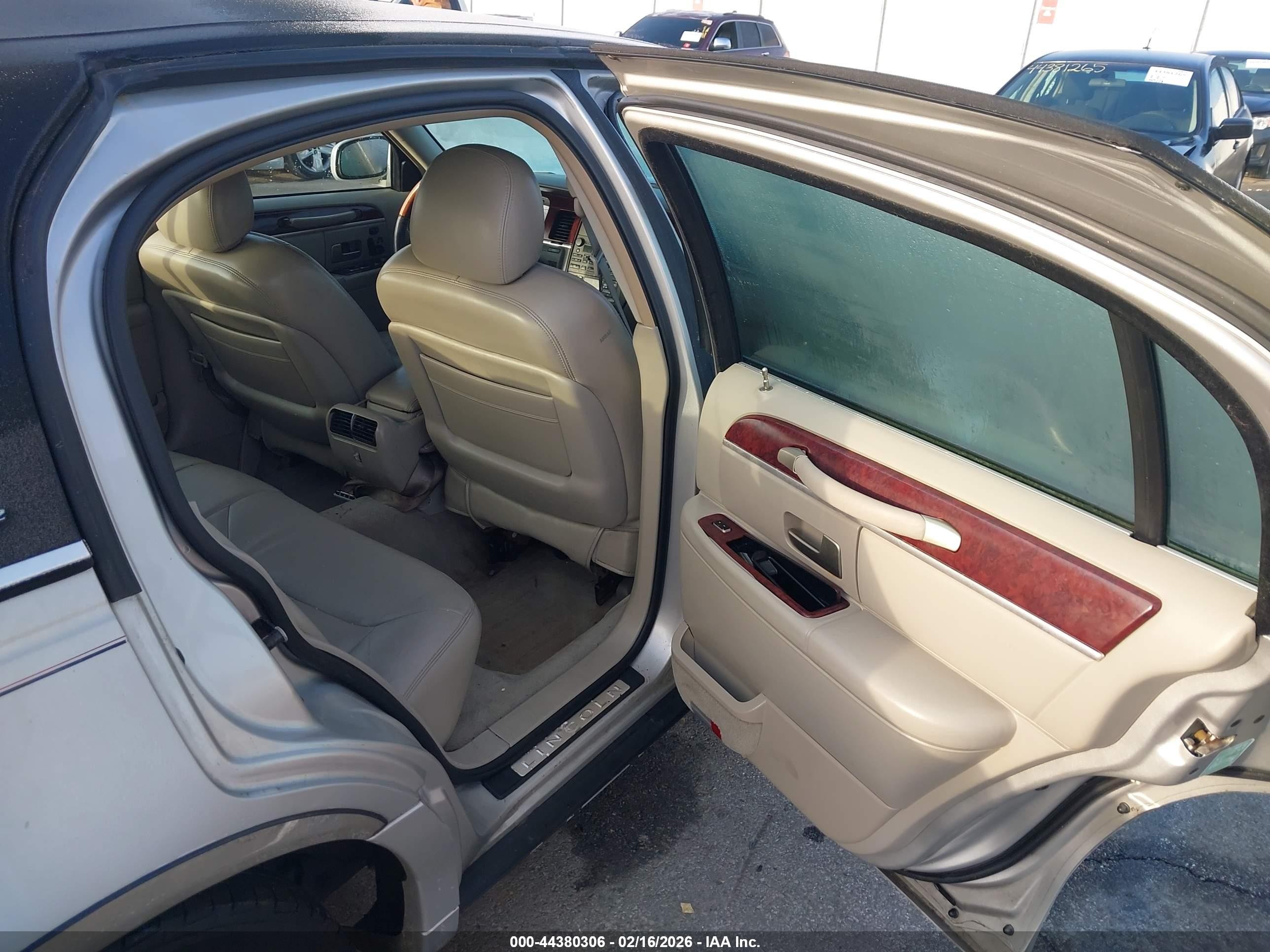 2004 Lincoln Town Car Ultimate Silver vin: 1LNHM83W64Y607044