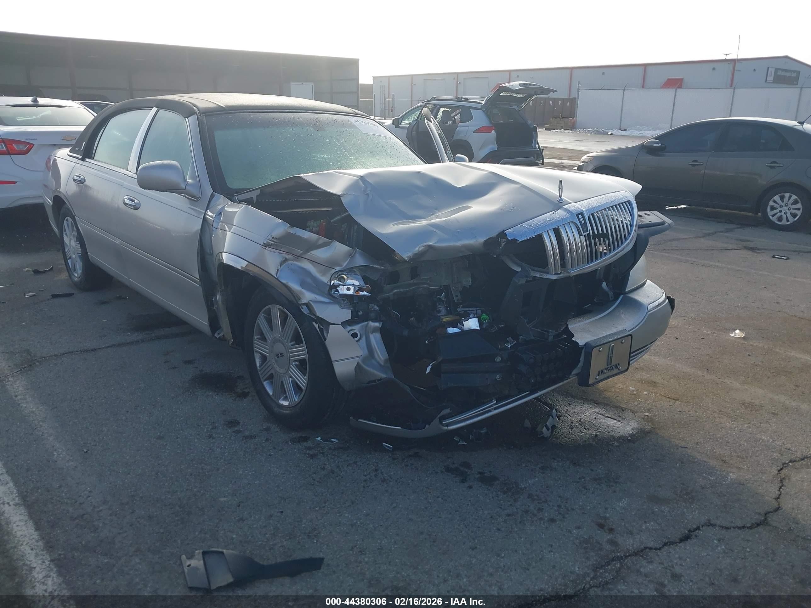 2004 Lincoln Town Car Ultimate Silver vin: 1LNHM83W64Y607044