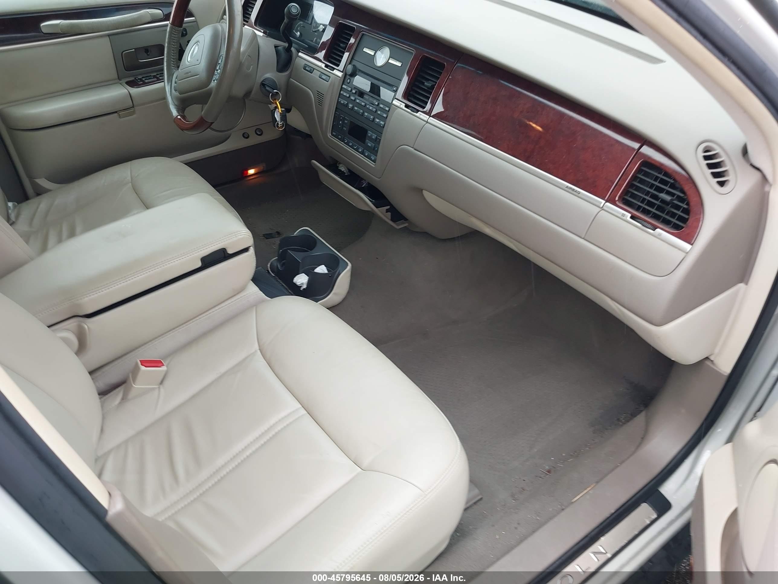 2004 Lincoln Town Car Ultimate White vin: 1LNHM83W64Y618111