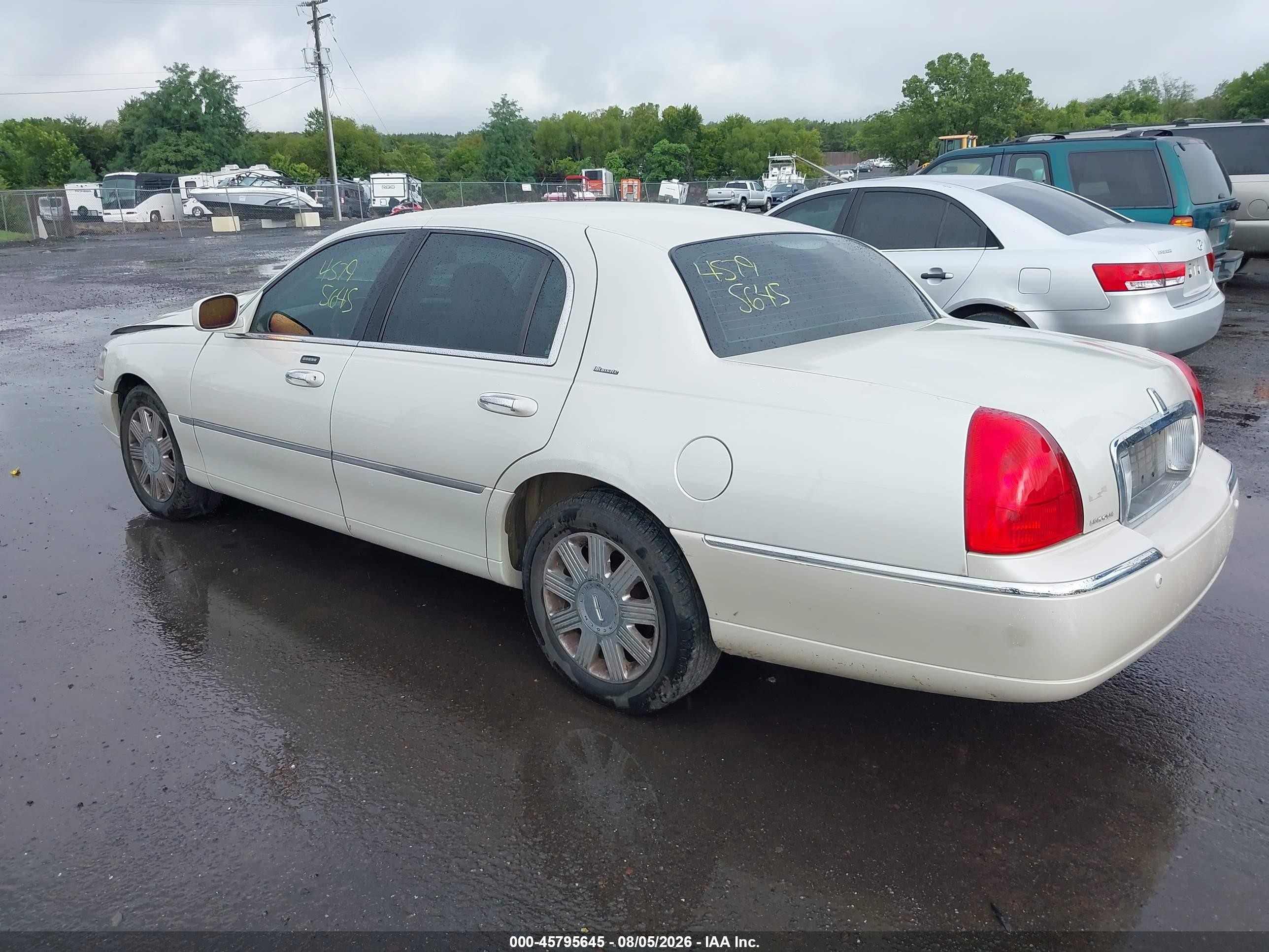 2004 Lincoln Town Car Ultimate White vin: 1LNHM83W64Y618111
