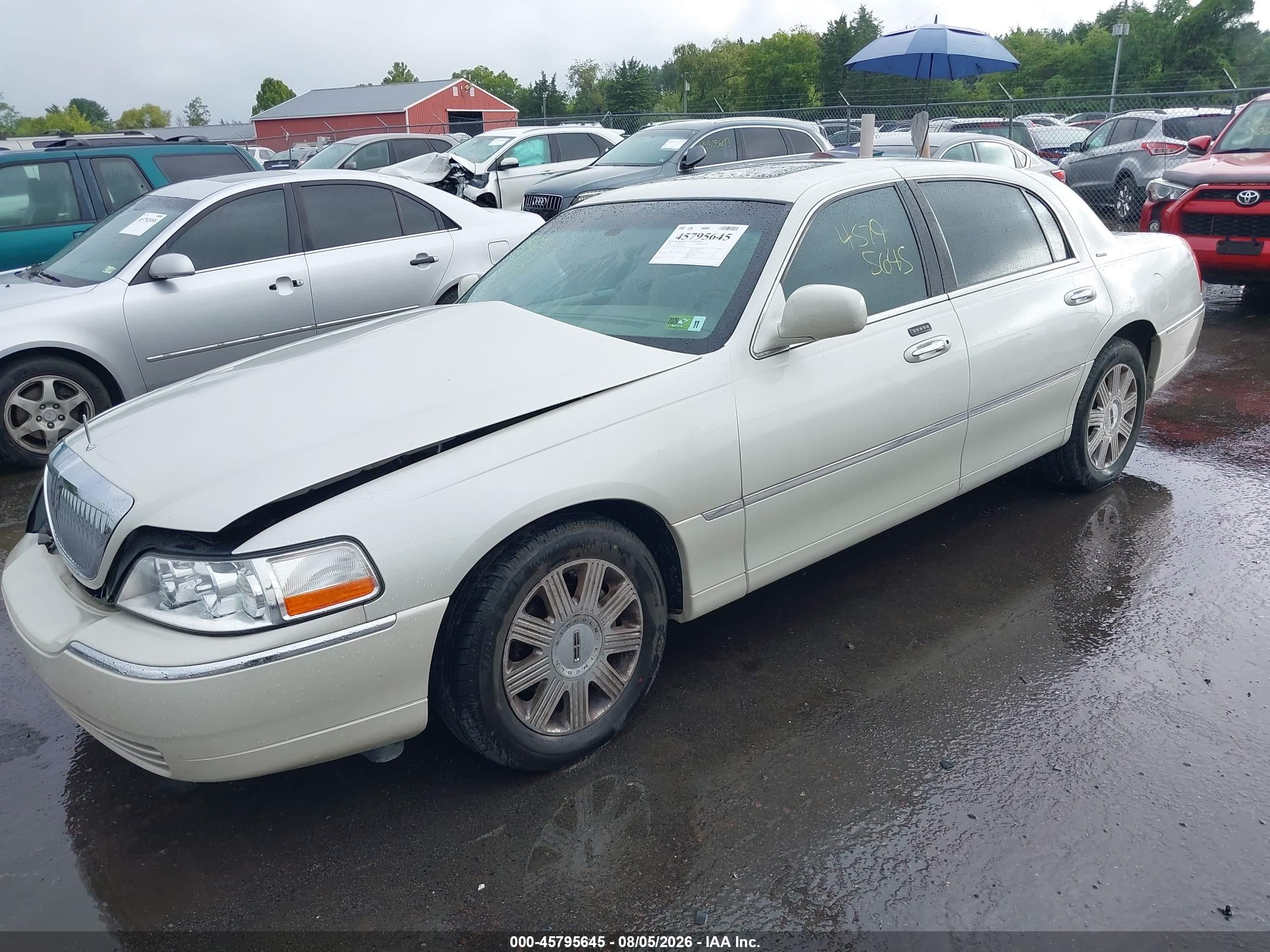 2004 Lincoln Town Car Ultimate White vin: 1LNHM83W64Y618111