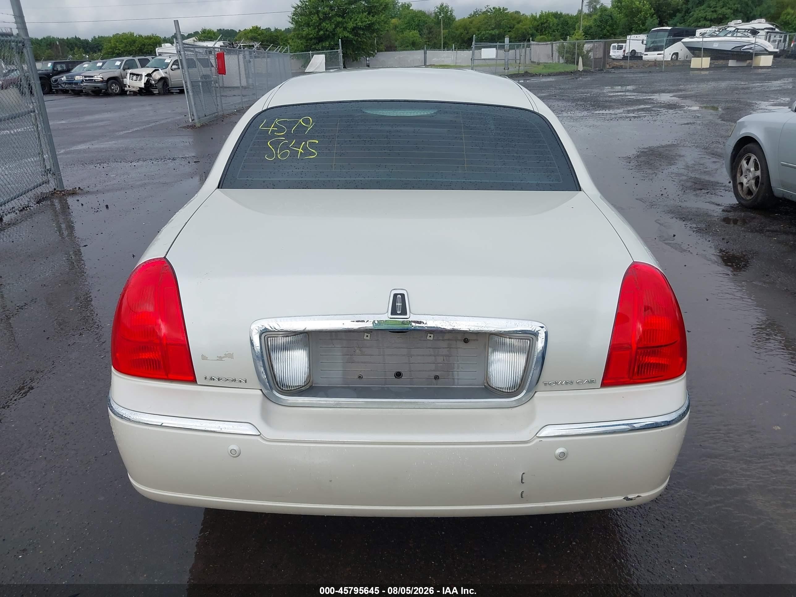 2004 Lincoln Town Car Ultimate White vin: 1LNHM83W64Y618111