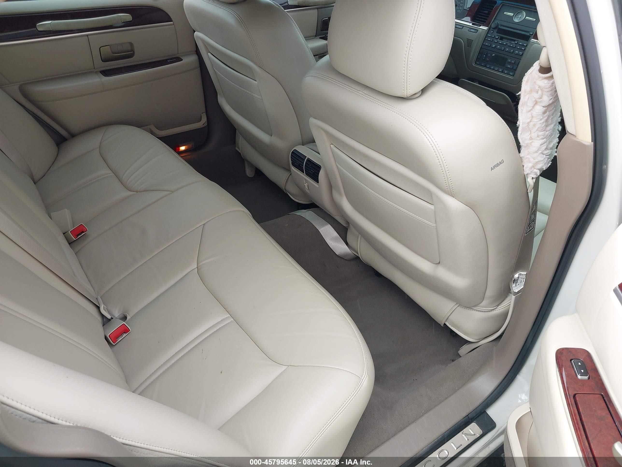 2004 Lincoln Town Car Ultimate White vin: 1LNHM83W64Y618111