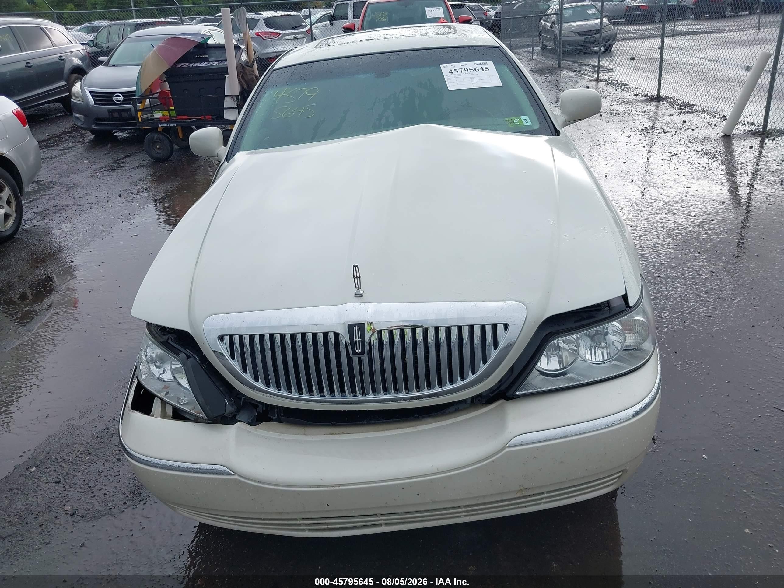 2004 Lincoln Town Car Ultimate White vin: 1LNHM83W64Y618111