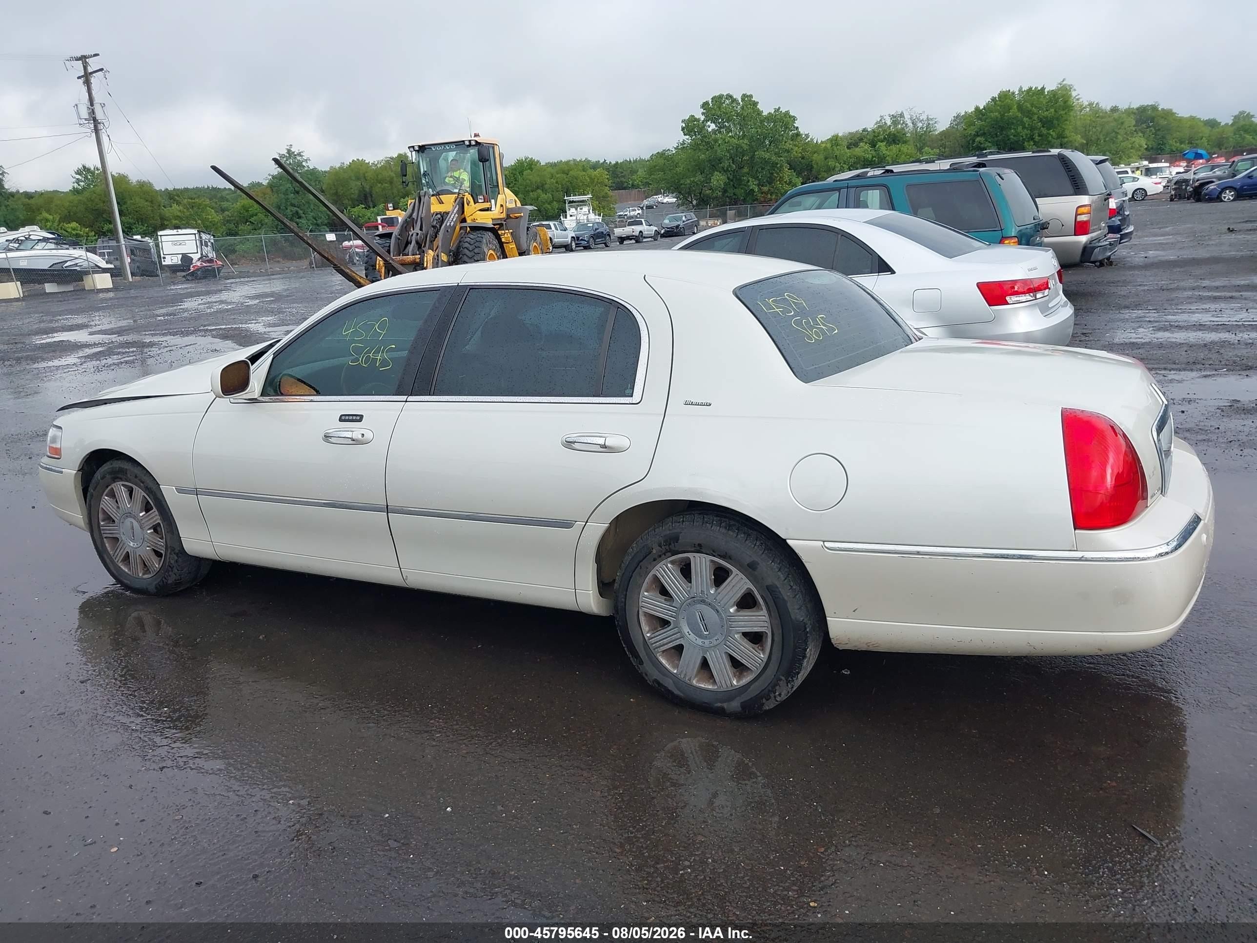 2004 Lincoln Town Car Ultimate White vin: 1LNHM83W64Y618111