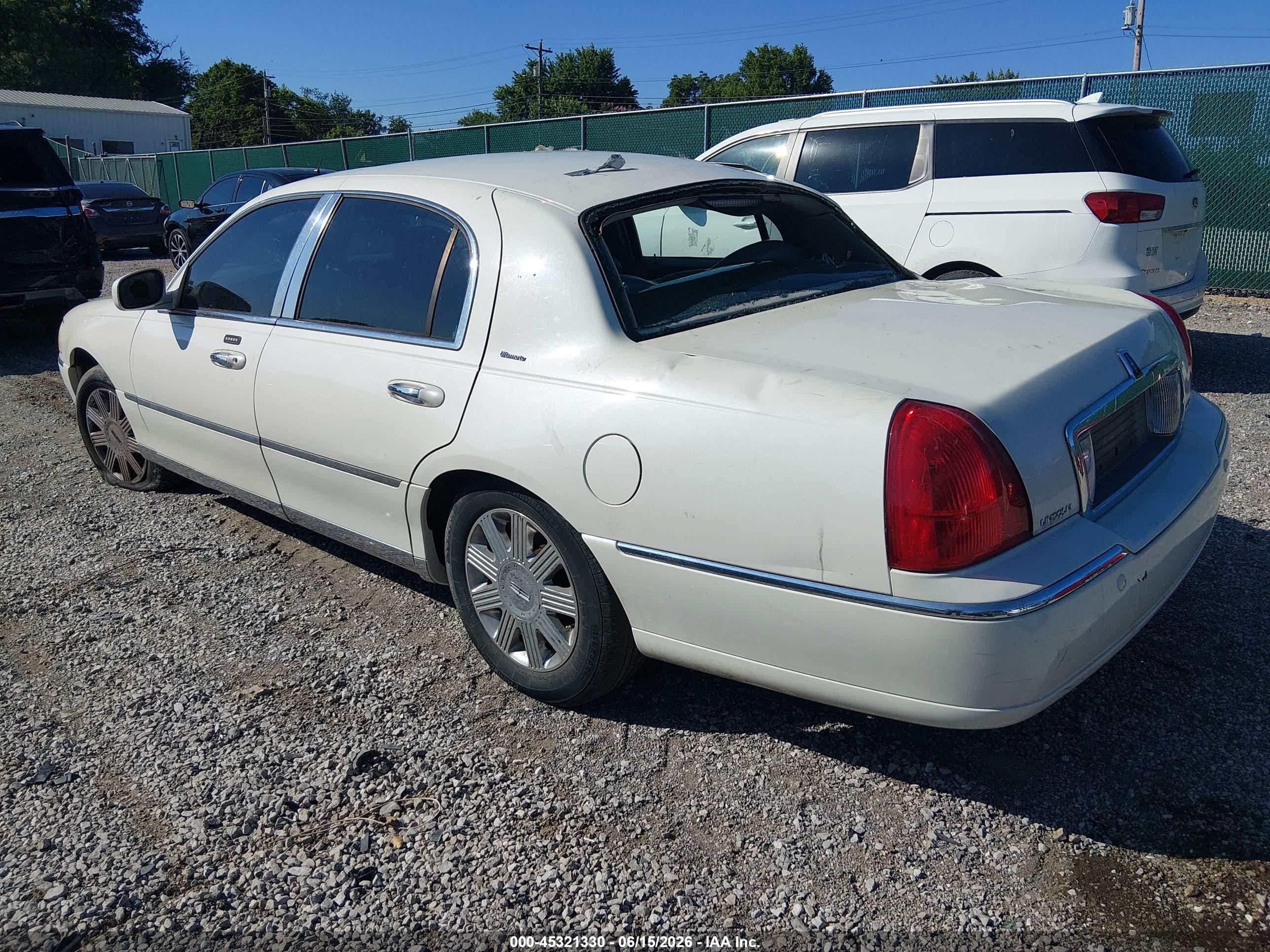 2004 Lincoln Town Car Ultimate White vin: 1LNHM83W64Y629805