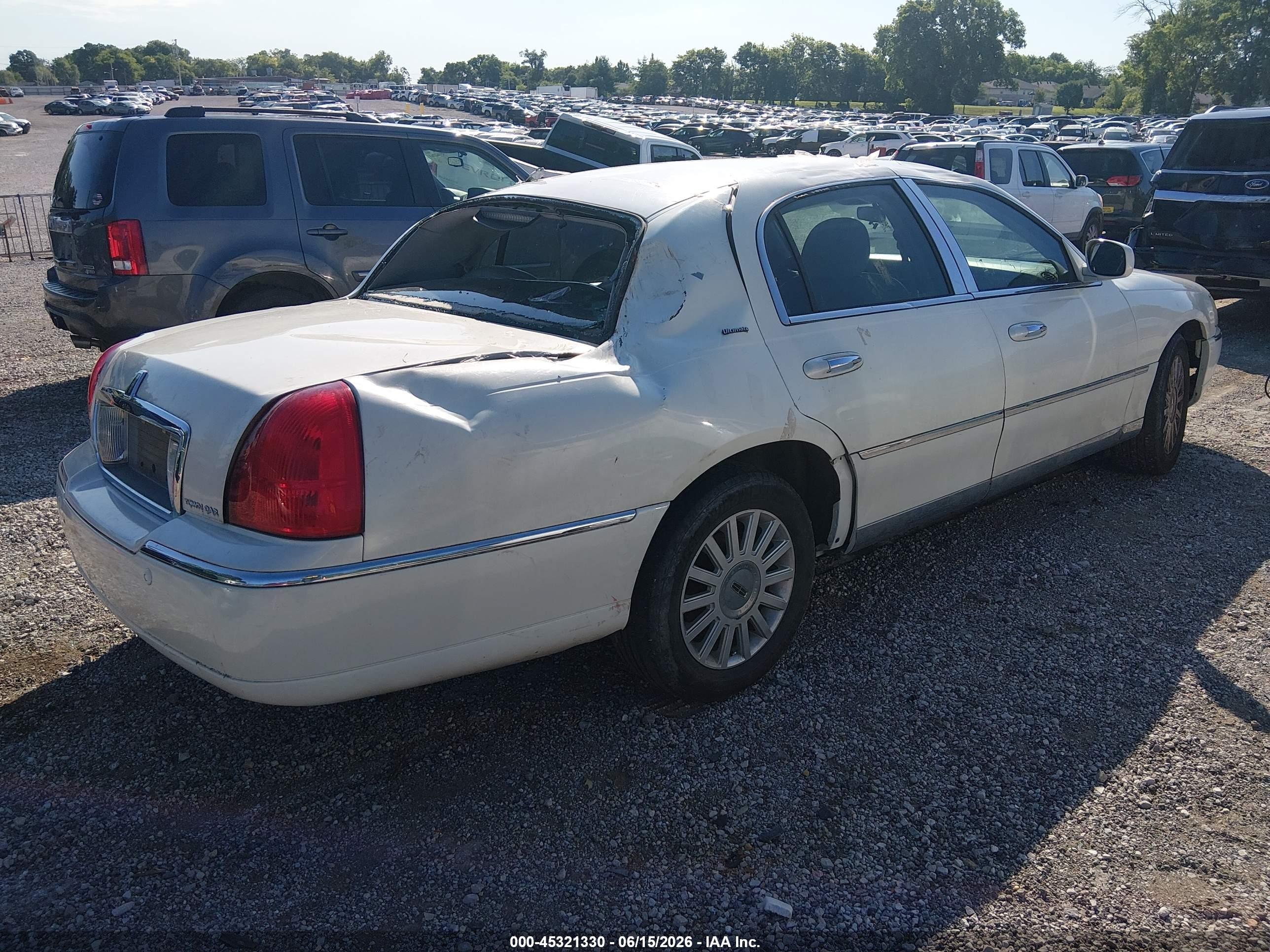 2004 Lincoln Town Car Ultimate White vin: 1LNHM83W64Y629805