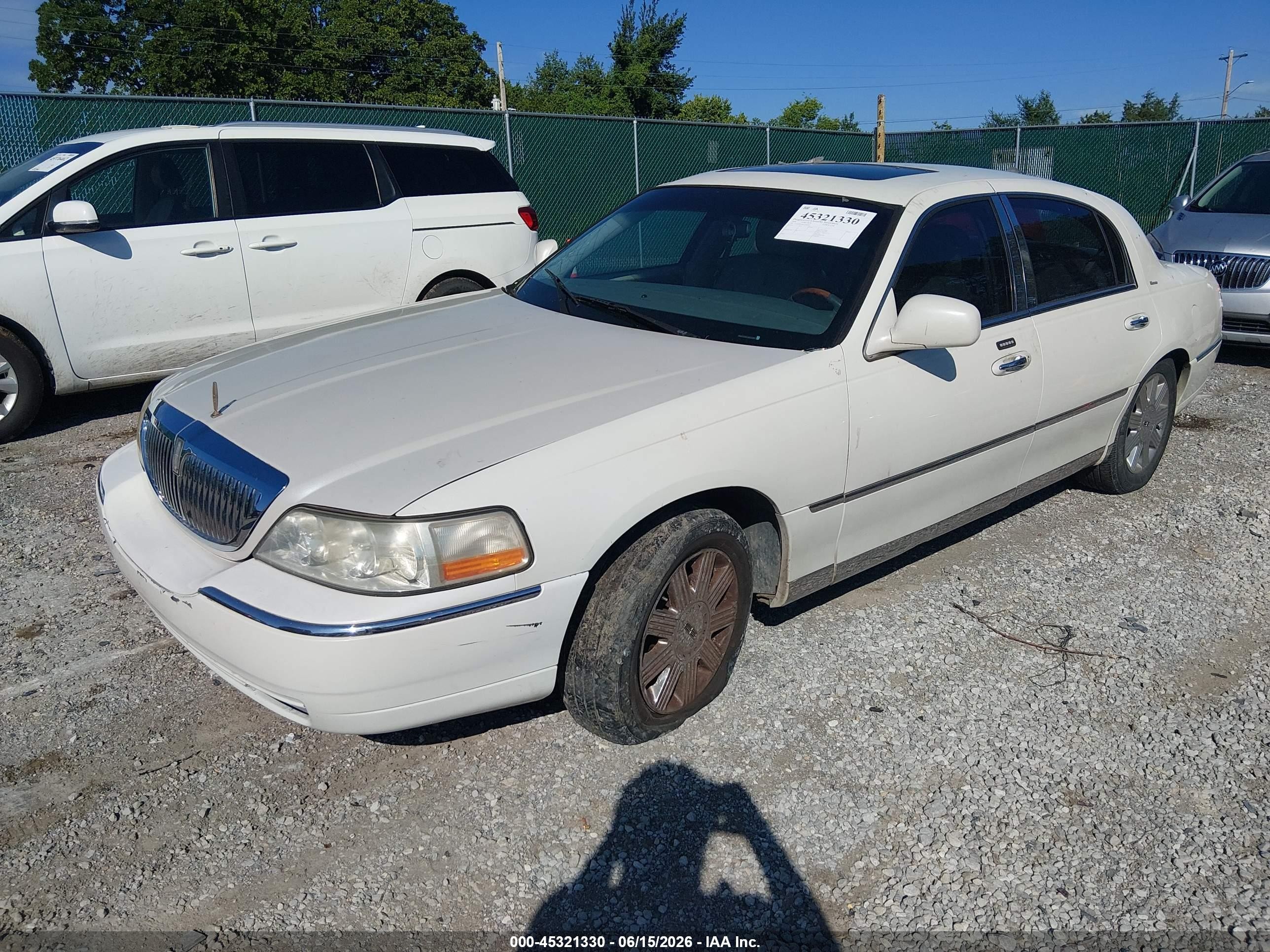 2004 Lincoln Town Car Ultimate White vin: 1LNHM83W64Y629805
