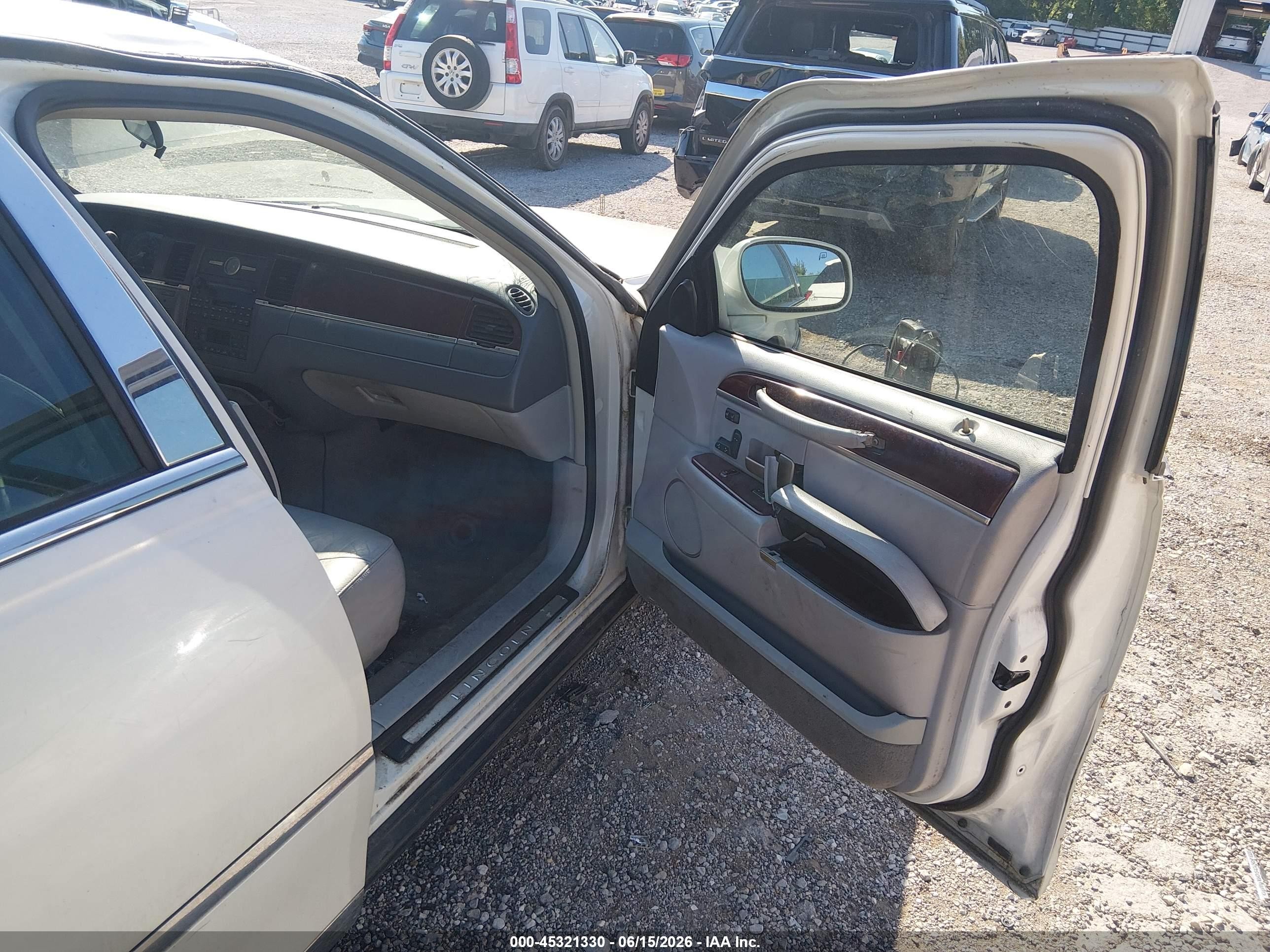 2004 Lincoln Town Car Ultimate White vin: 1LNHM83W64Y629805