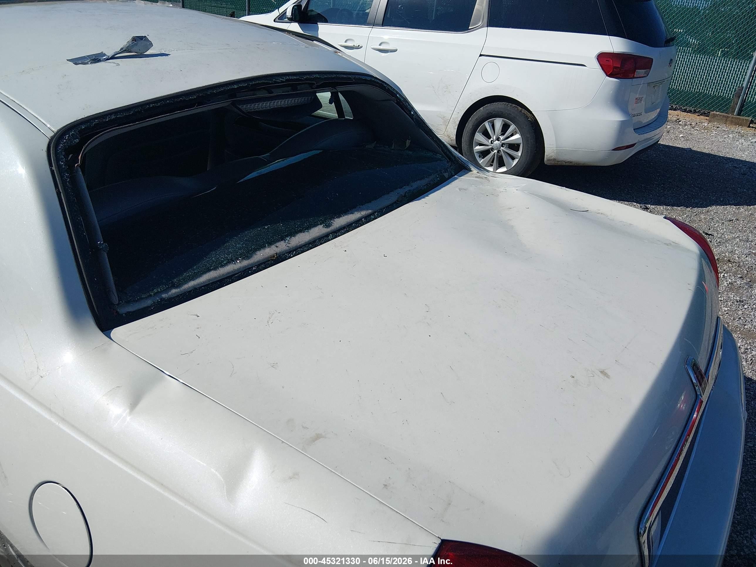 2004 Lincoln Town Car Ultimate White vin: 1LNHM83W64Y629805