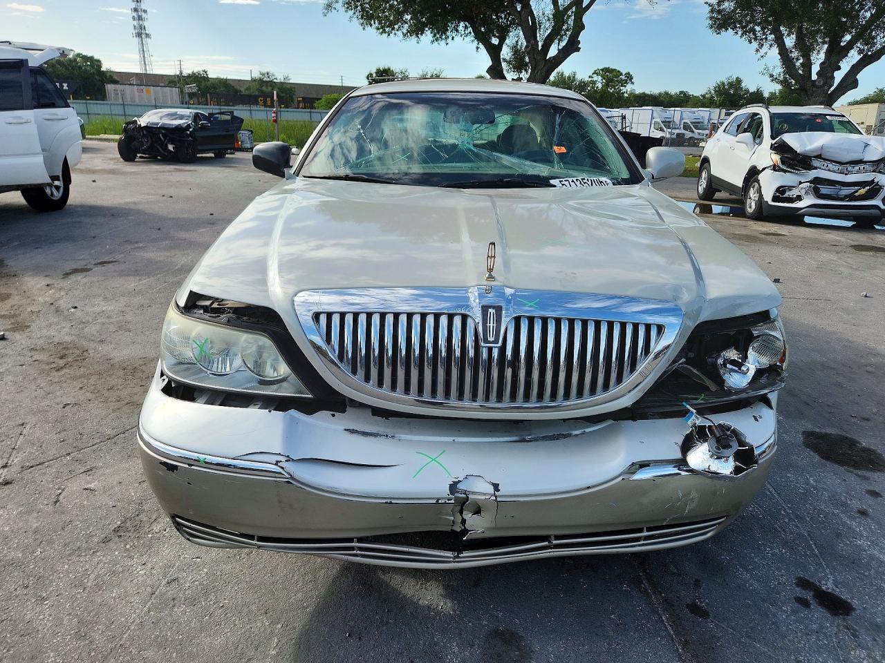 2006 Lincoln Town Car Designer Silver vin: 1LNHM83W66Y605037
