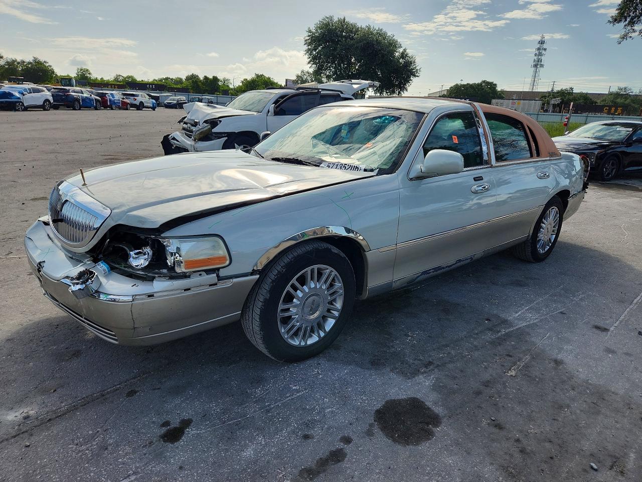 2006 Lincoln Town Car Designer Silver vin: 1LNHM83W66Y605037