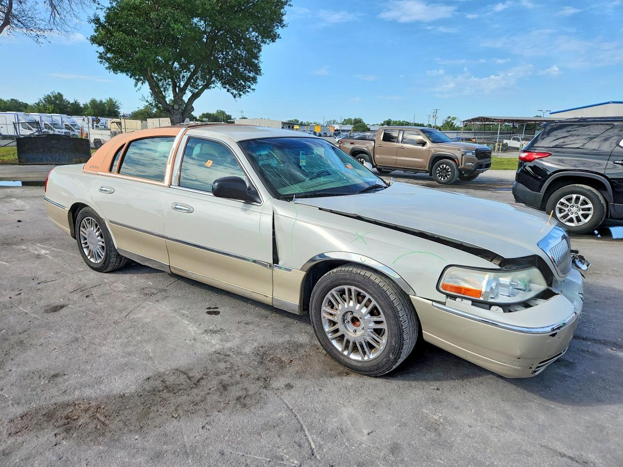 2006 Lincoln Town Car Designer Silver vin: 1LNHM83W66Y605037