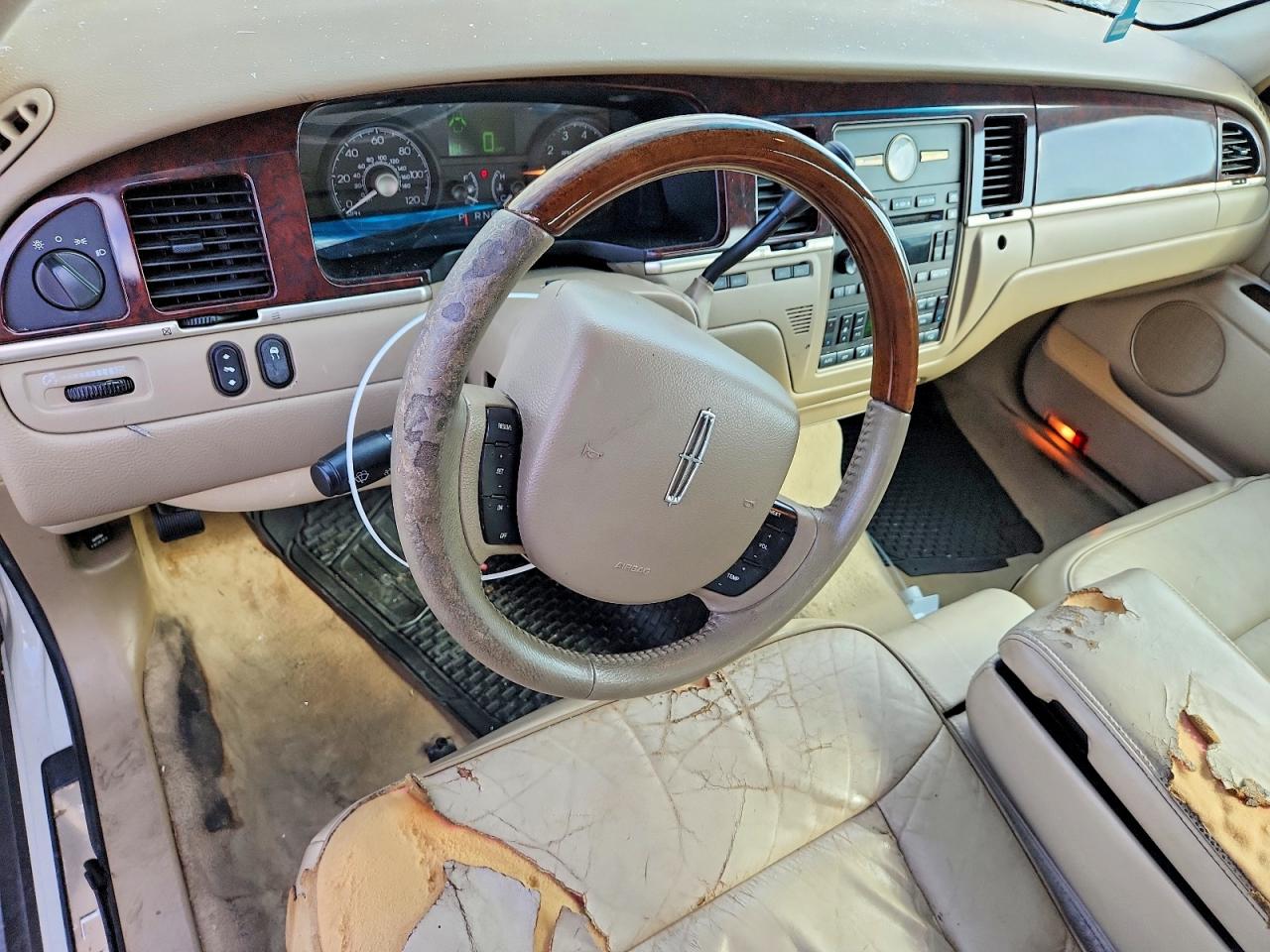 2006 Lincoln Town Car Designer Silver vin: 1LNHM83W66Y605037