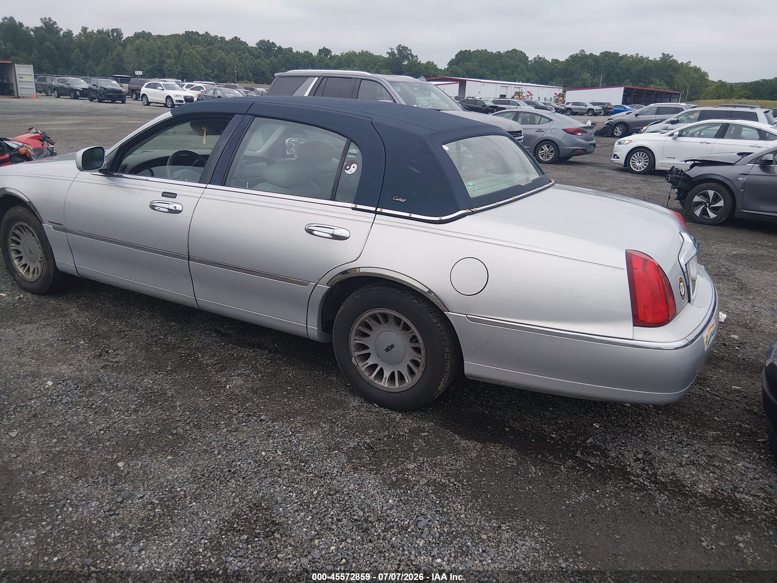 1999 Lincoln Town Car Cartier Серебряный vin: 1LNHM83W6XY662355