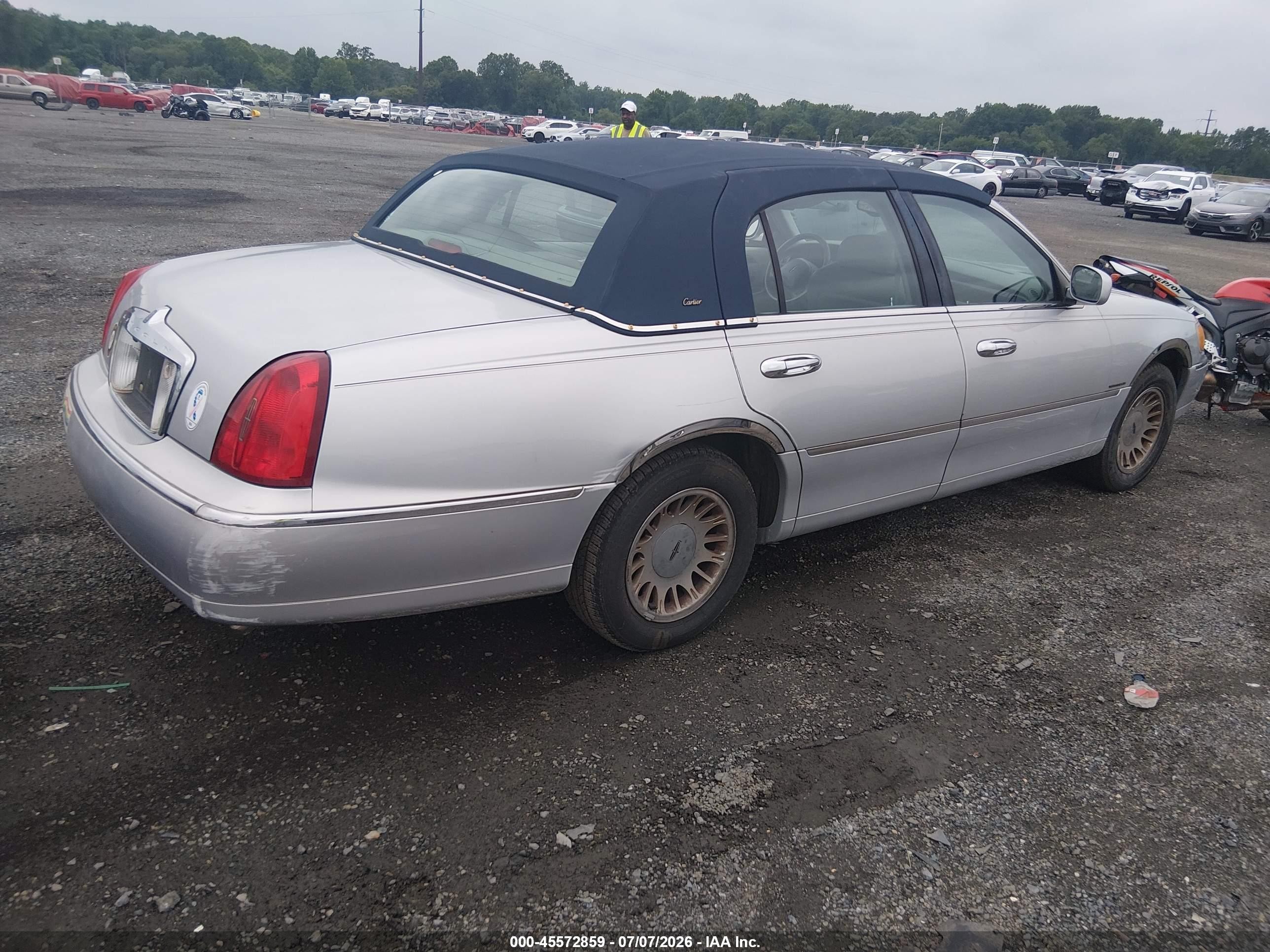 1999 Lincoln Town Car Cartier Серебряный vin: 1LNHM83W6XY662355