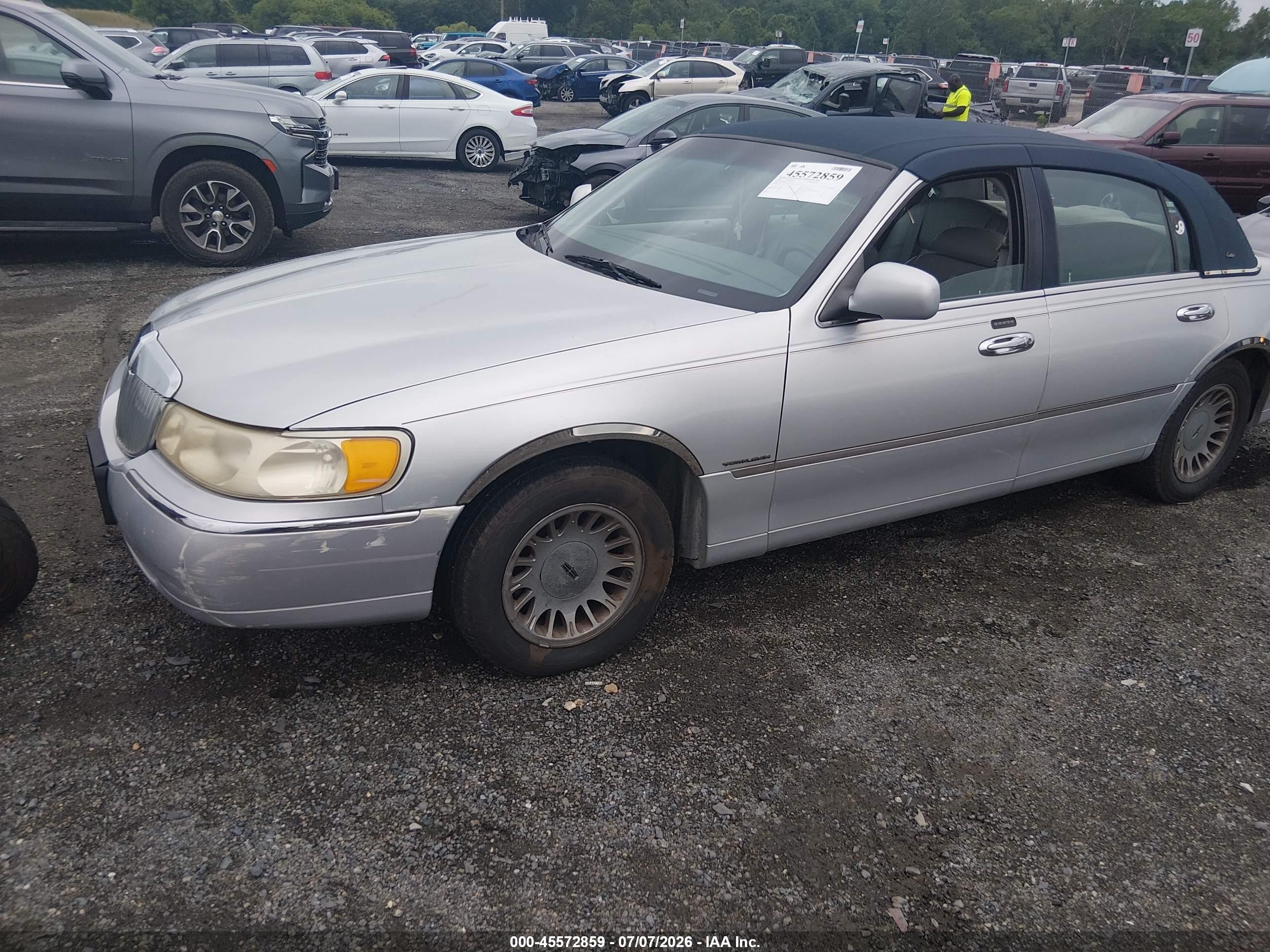 1999 Lincoln Town Car Cartier Серебряный vin: 1LNHM83W6XY662355