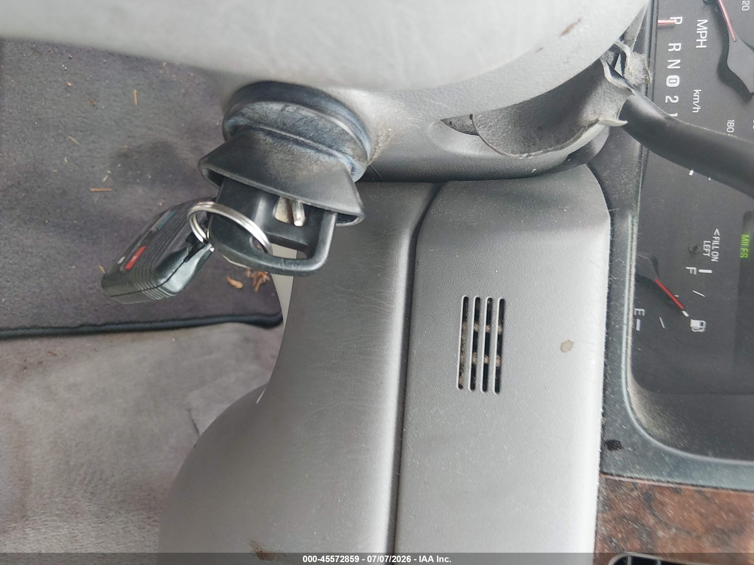 1999 Lincoln Town Car Cartier Серебряный vin: 1LNHM83W6XY662355