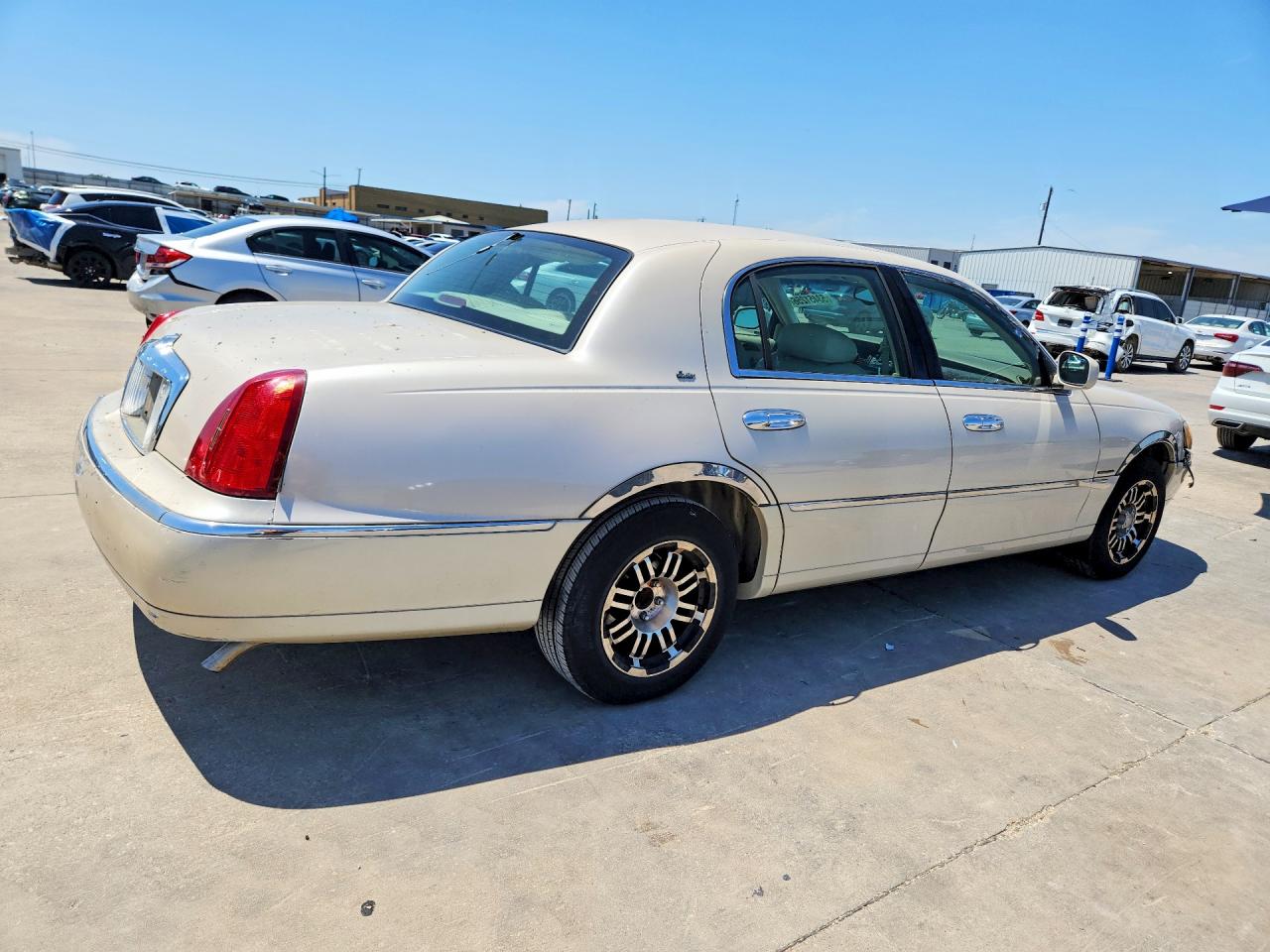 2000 Lincoln Town Car Cartier Beige vin: 1LNHM83W6YY877221