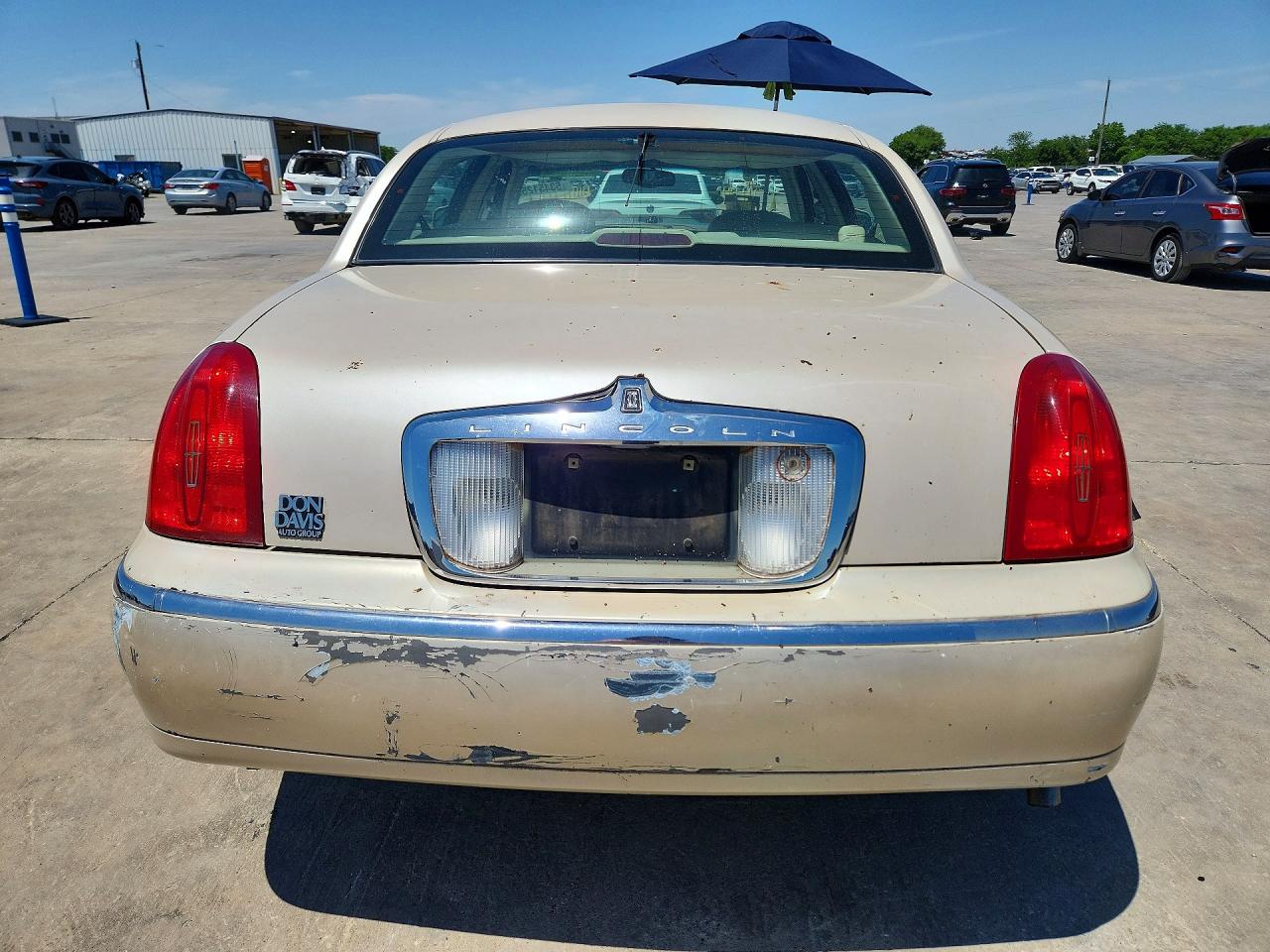 2000 Lincoln Town Car Cartier Beige vin: 1LNHM83W6YY877221