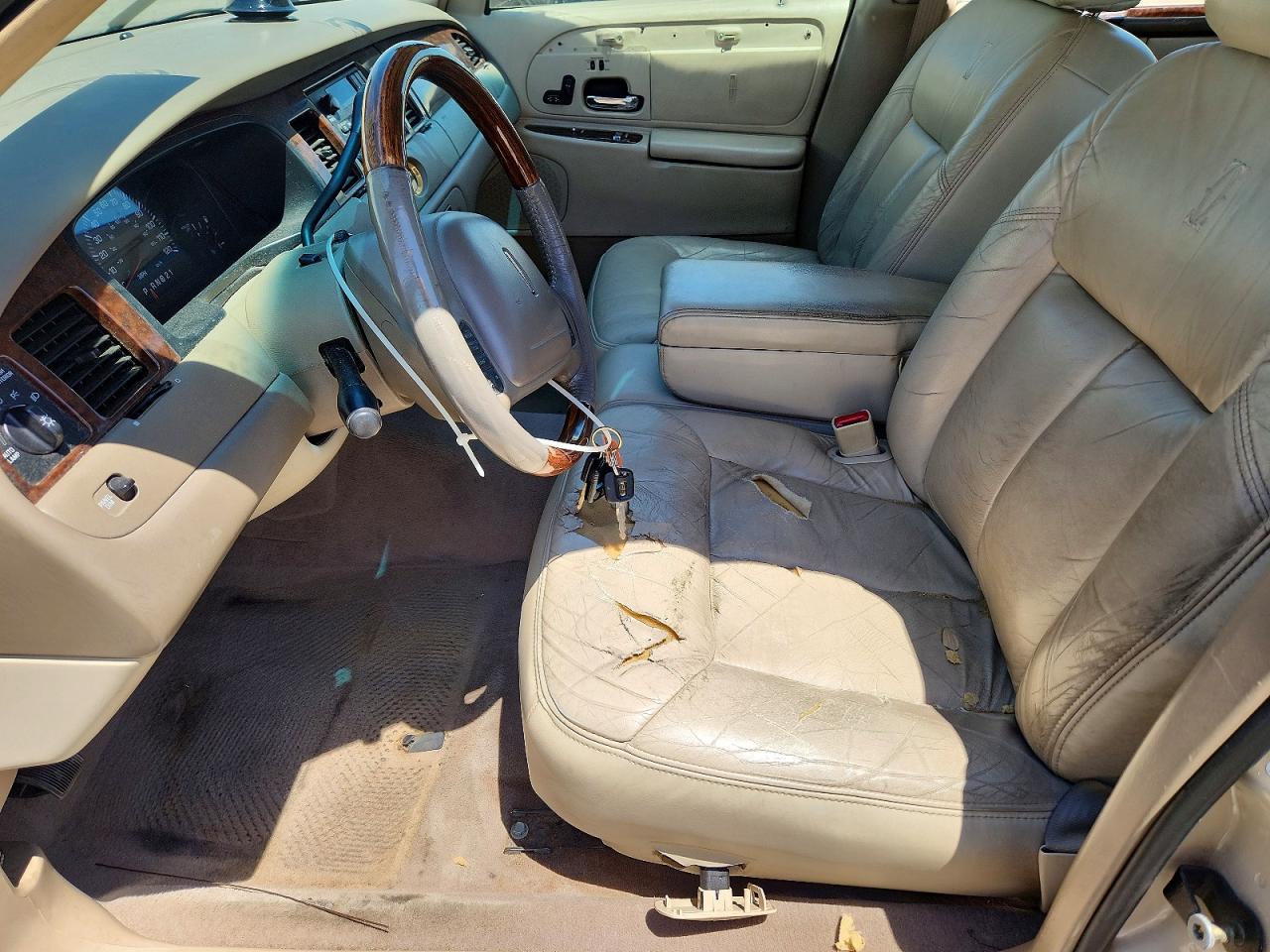 2000 Lincoln Town Car Cartier Beige vin: 1LNHM83W6YY877221