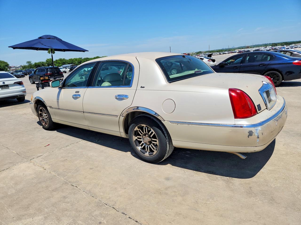 2000 Lincoln Town Car Cartier Beige vin: 1LNHM83W6YY877221