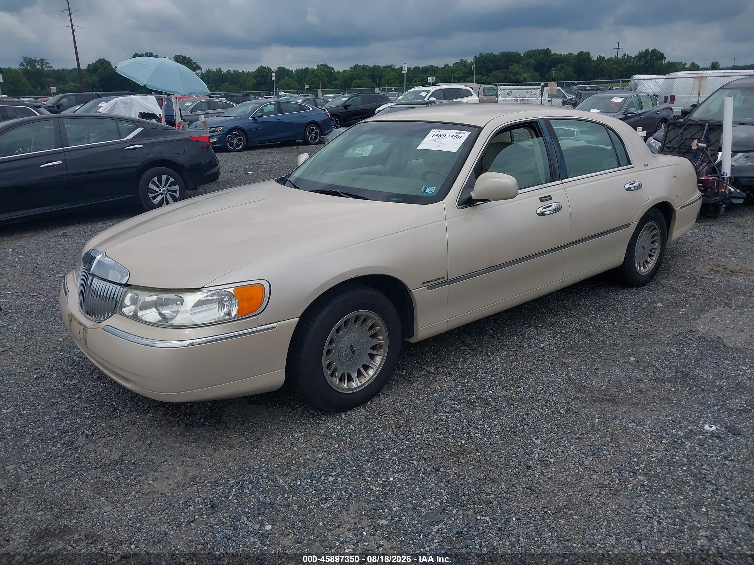 2001 Lincoln Town Car Cartier Tan vin: 1LNHM83W71Y633468