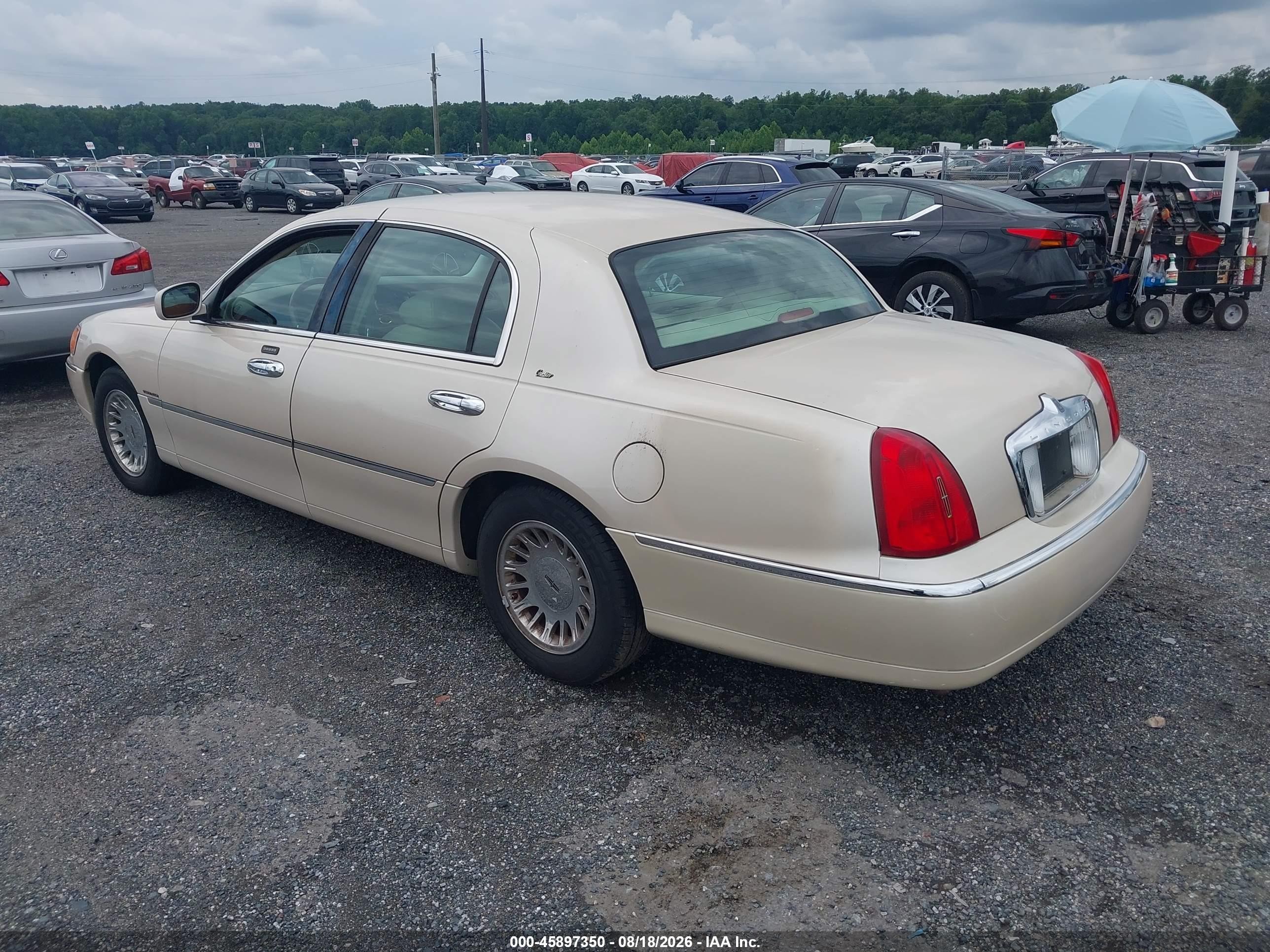 2001 Lincoln Town Car Cartier Tan vin: 1LNHM83W71Y633468