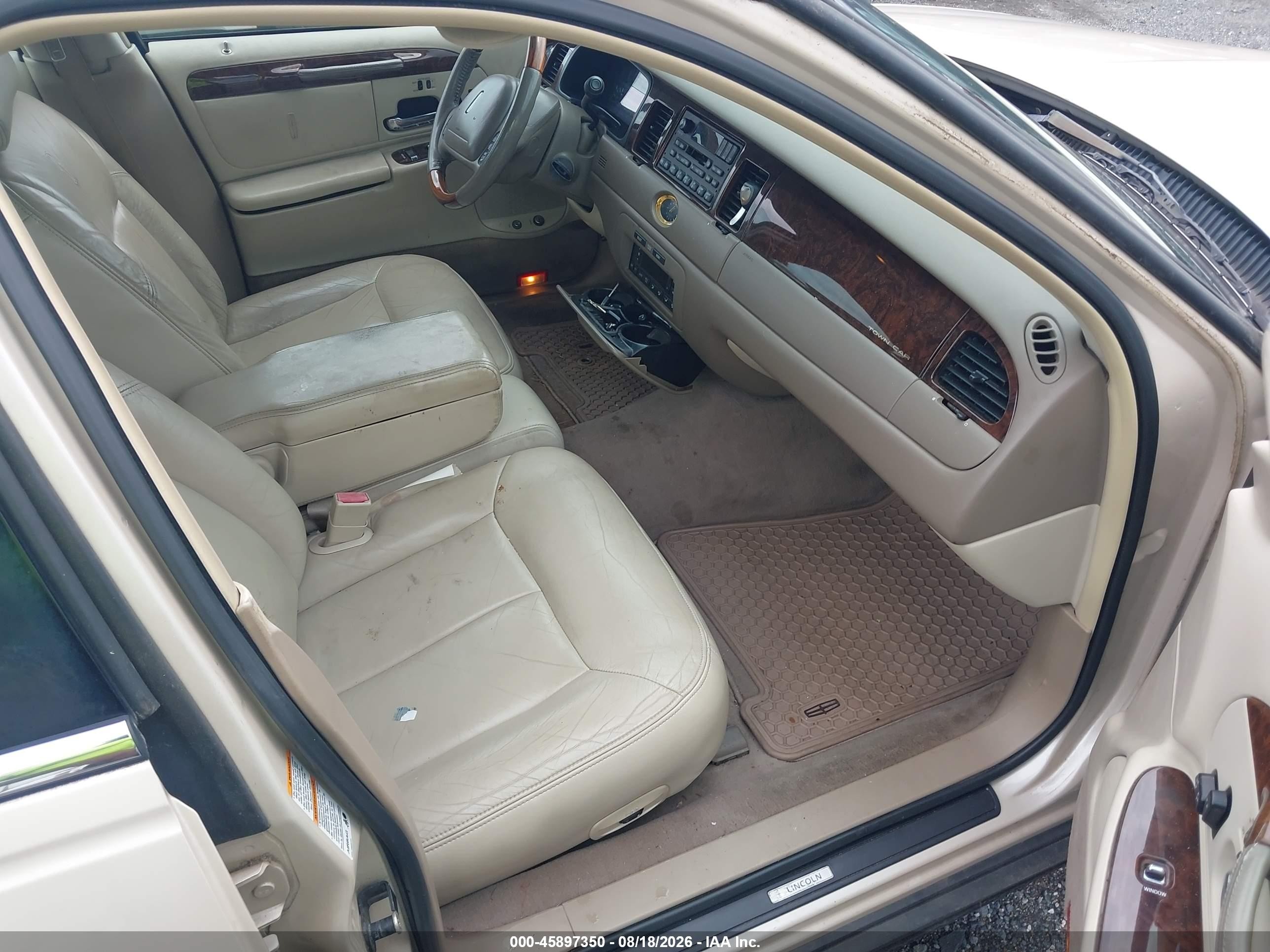 2001 Lincoln Town Car Cartier Tan vin: 1LNHM83W71Y633468