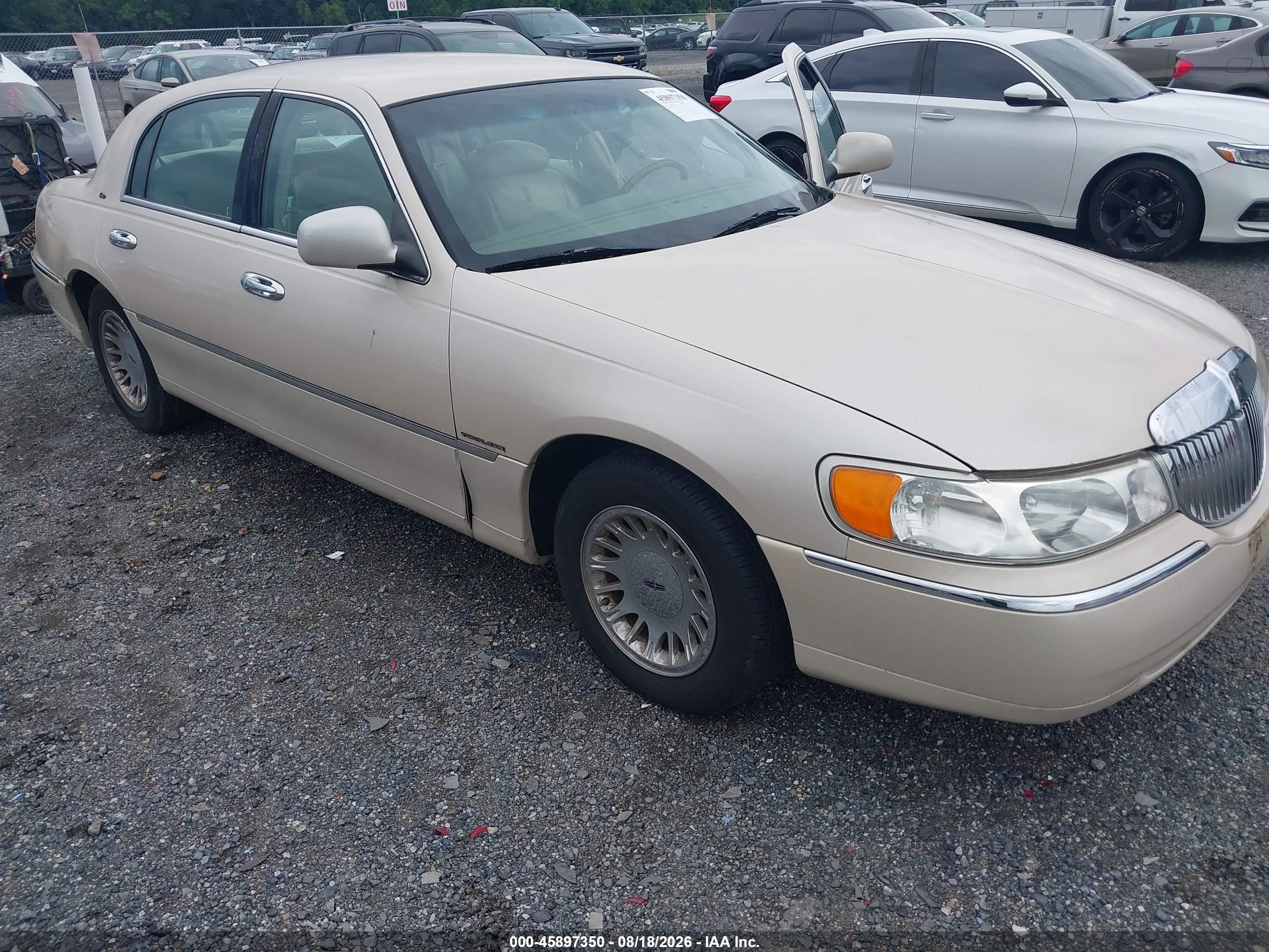 2001 Lincoln Town Car Cartier Tan vin: 1LNHM83W71Y633468