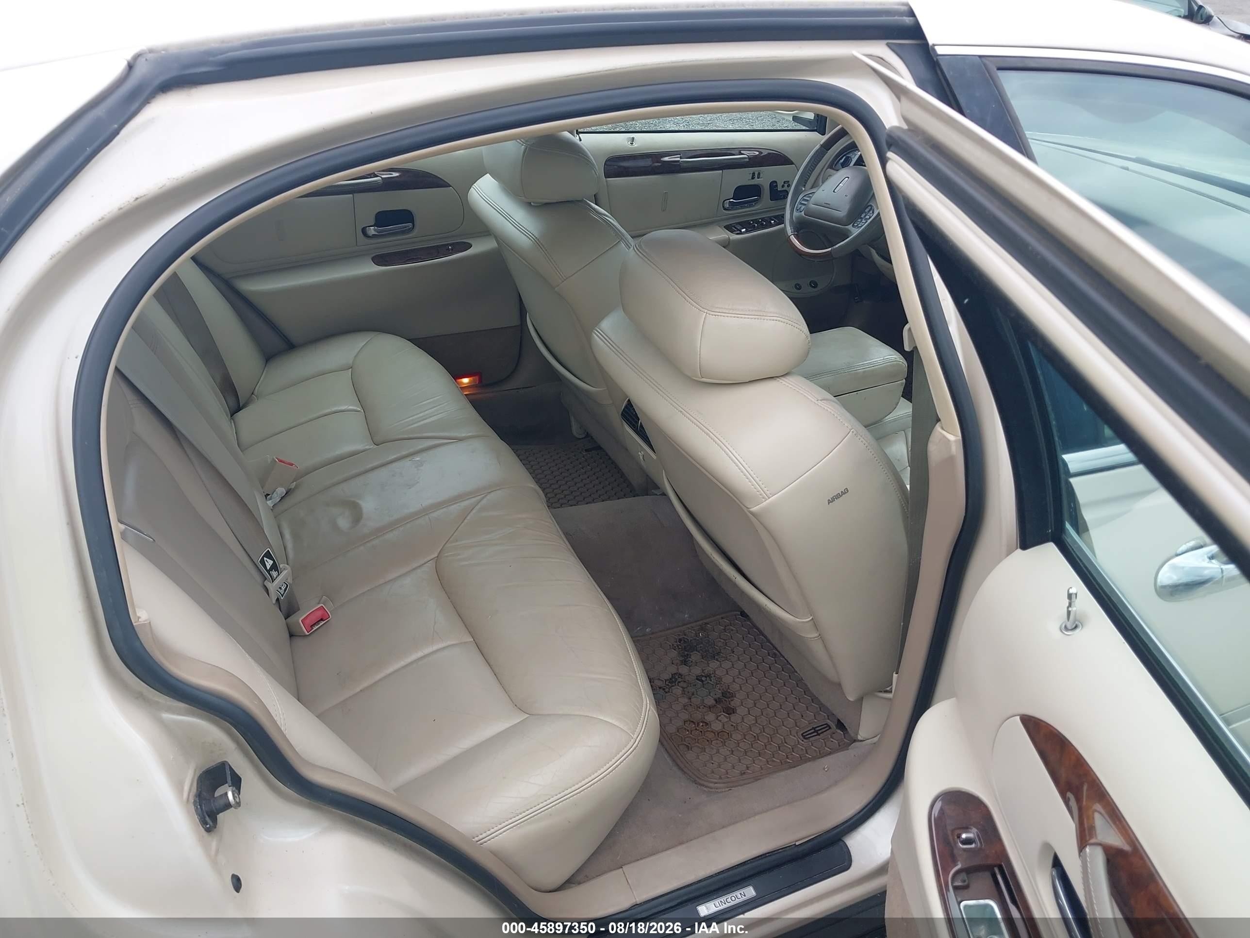 2001 Lincoln Town Car Cartier Tan vin: 1LNHM83W71Y633468