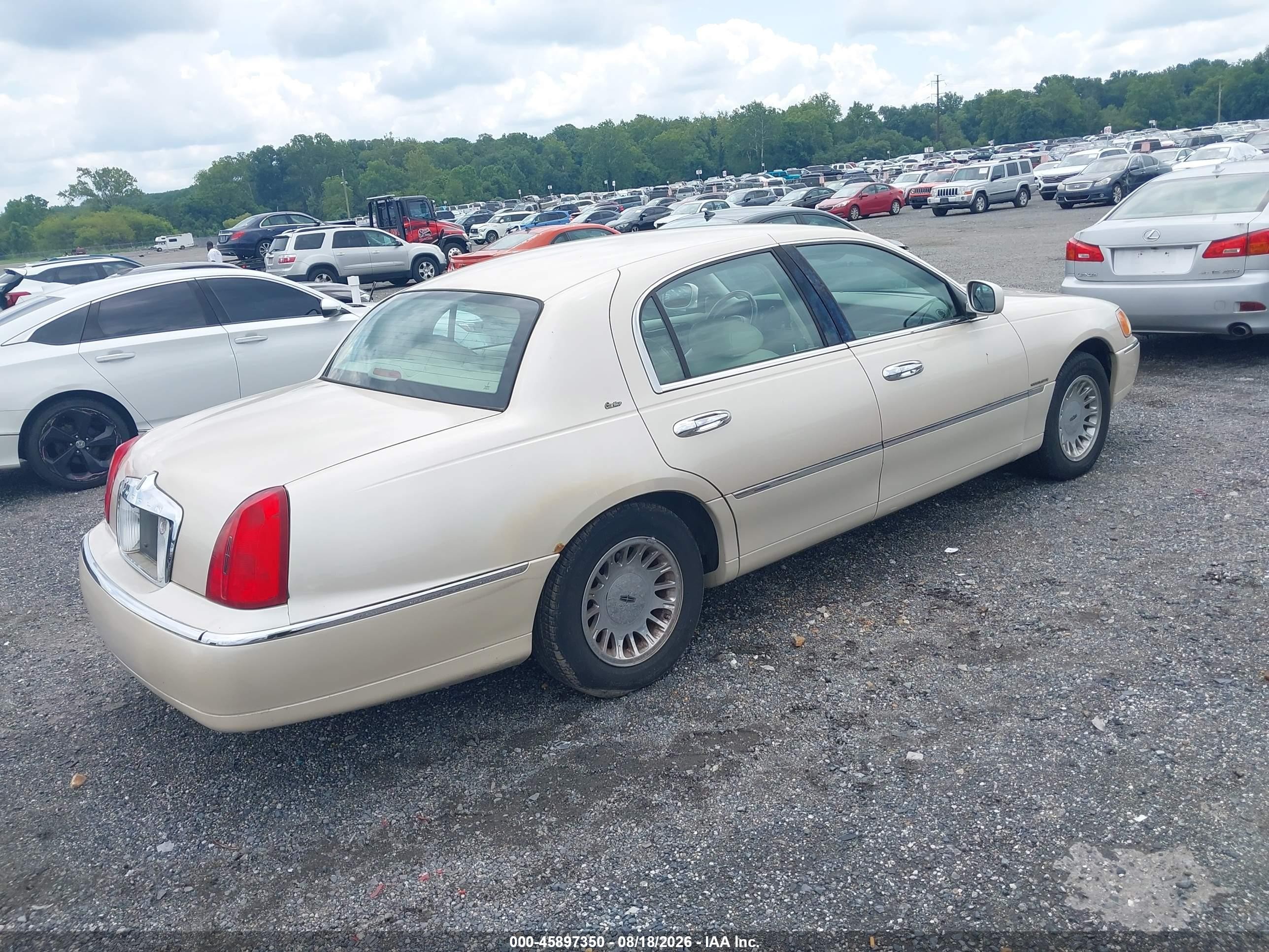 2001 Lincoln Town Car Cartier Tan vin: 1LNHM83W71Y633468