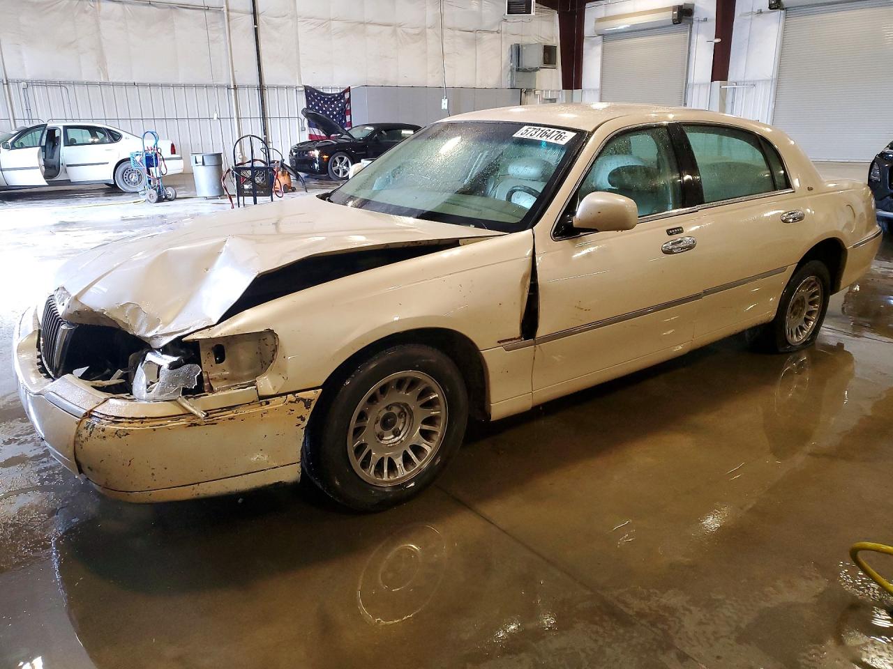 2001 Lincoln Town Car Cartier White vin: 1LNHM83W71Y701168
