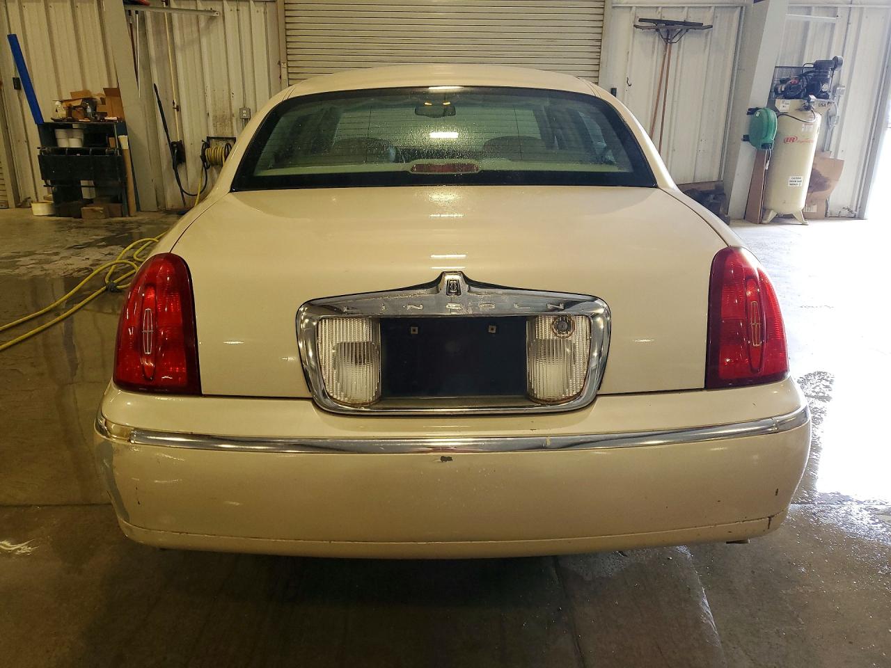 2001 Lincoln Town Car Cartier White vin: 1LNHM83W71Y701168