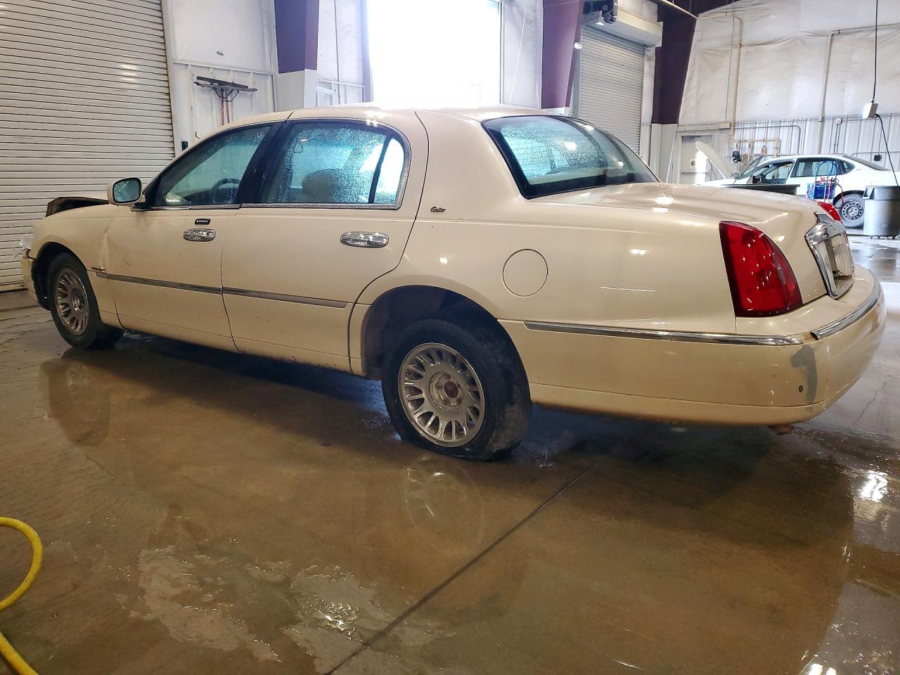 2001 Lincoln Town Car Cartier White vin: 1LNHM83W71Y701168