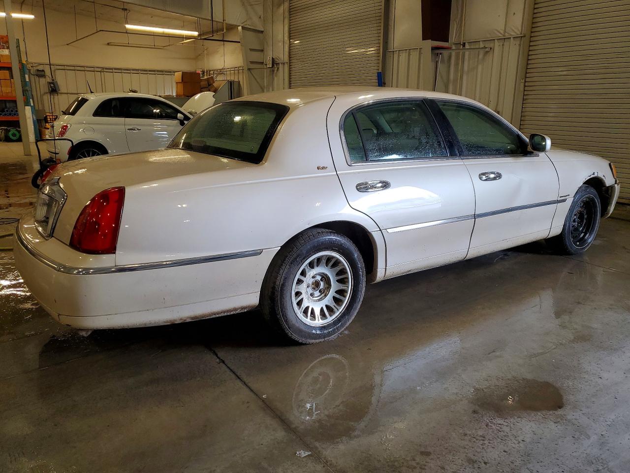 2001 Lincoln Town Car Cartier White vin: 1LNHM83W71Y701168