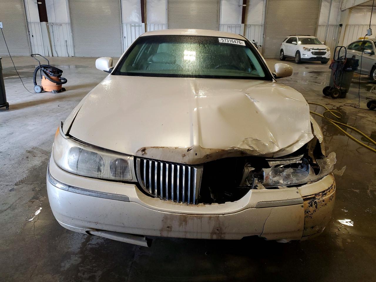2001 Lincoln Town Car Cartier White vin: 1LNHM83W71Y701168