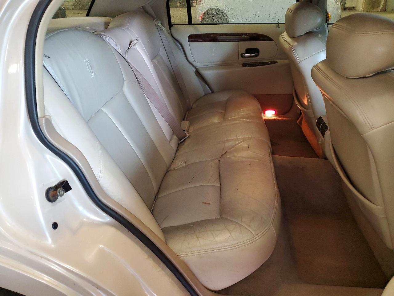 2001 Lincoln Town Car Cartier White vin: 1LNHM83W71Y701168